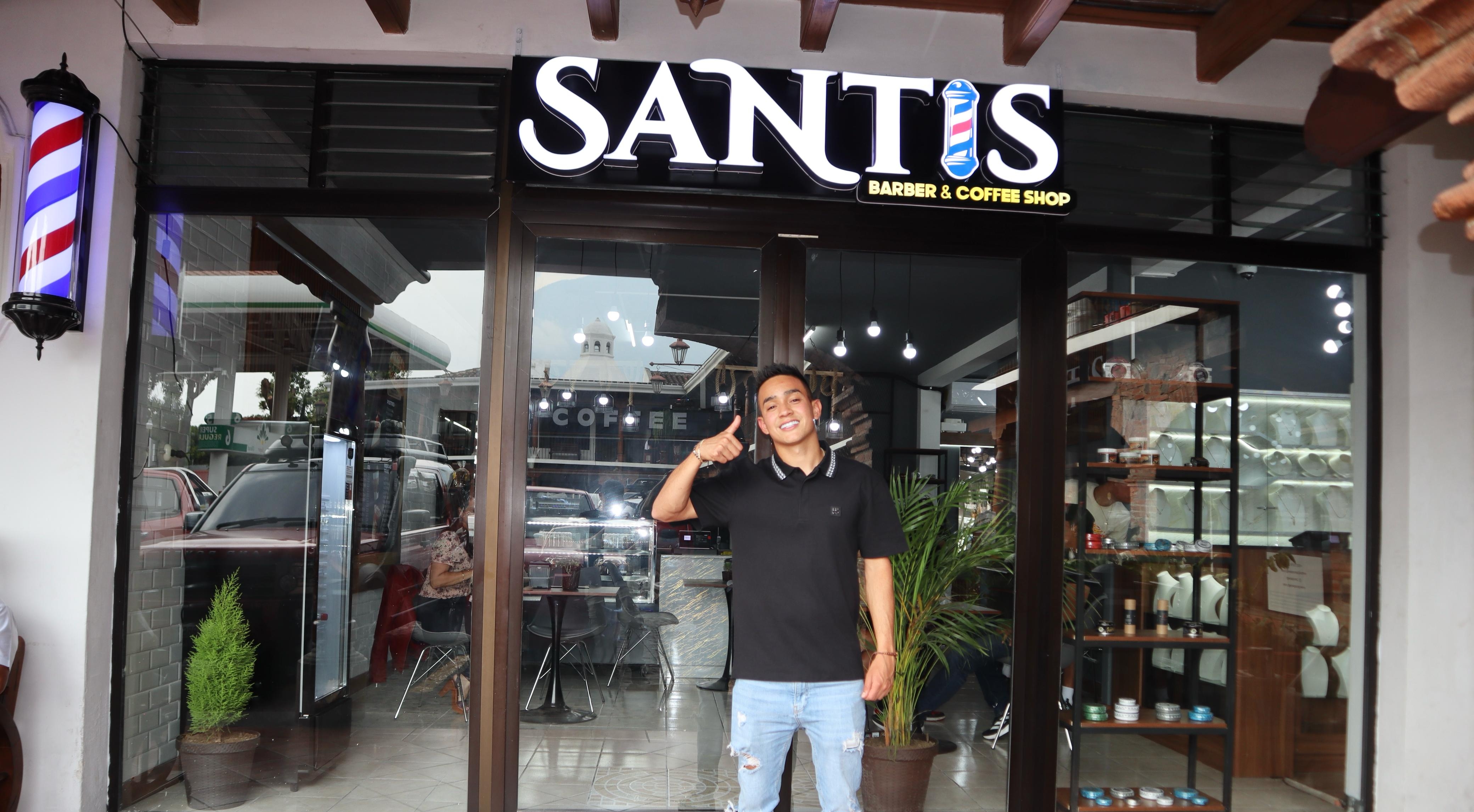 Óscar Santis, futbolista de Antigua GFC, hace su debut como empresario e inaugura su primer negocio