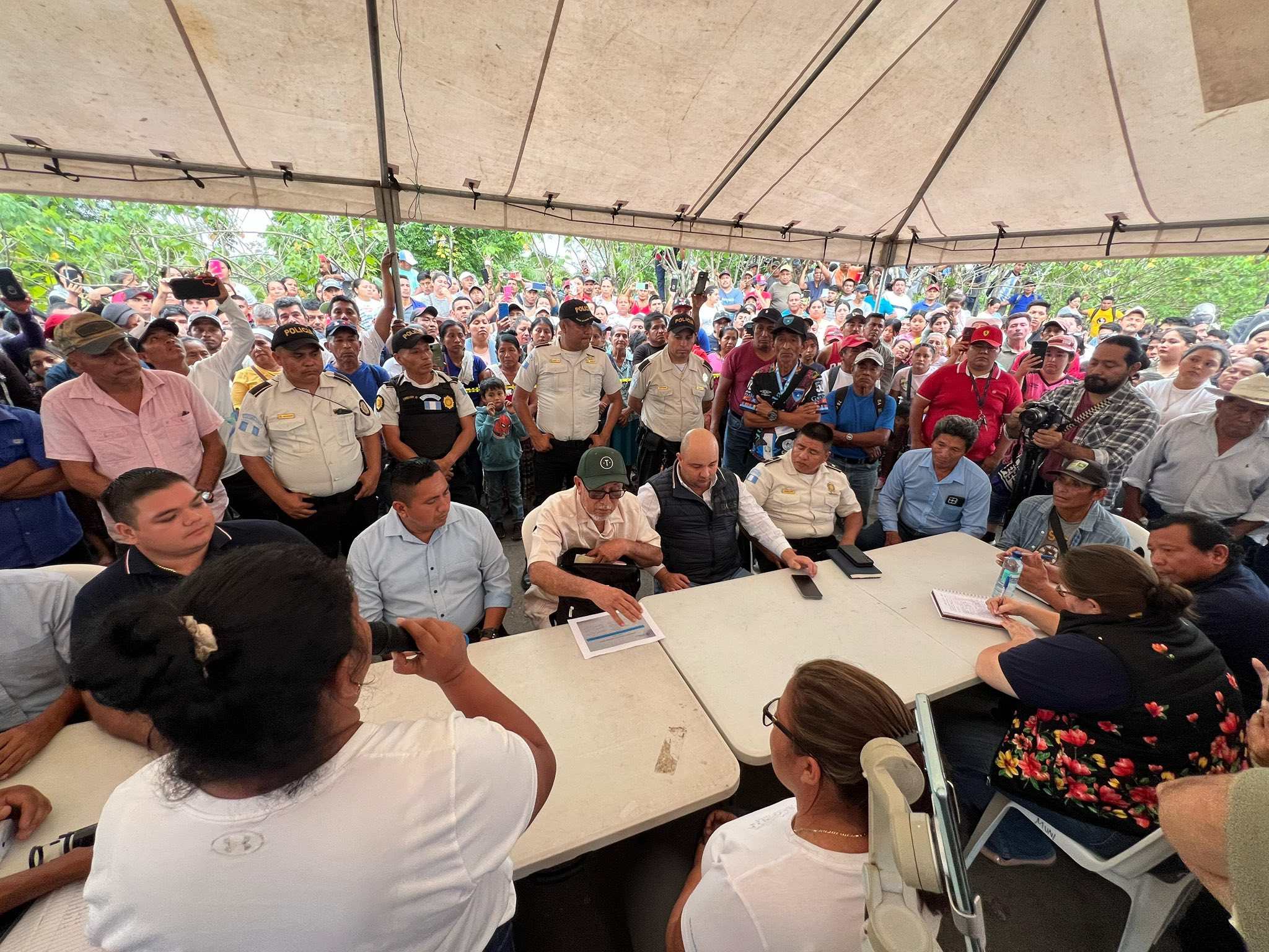Villagers of several communities in Lívingston, Izabal, agree with authorities to release the passage in km 279 of the CA-13 route, in San Antonio Sejá. (Photo Free Press: Taken from Facebook Edgardo Ramírez Deputy) 