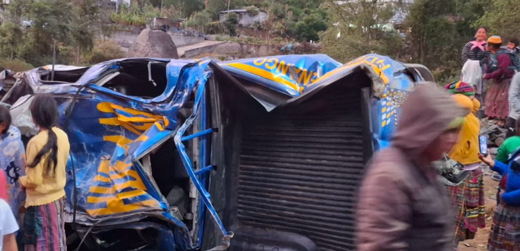 Tres agentes de la PNC fallecidos y siete heridos en accidente de autopatrulla en Tajumulco