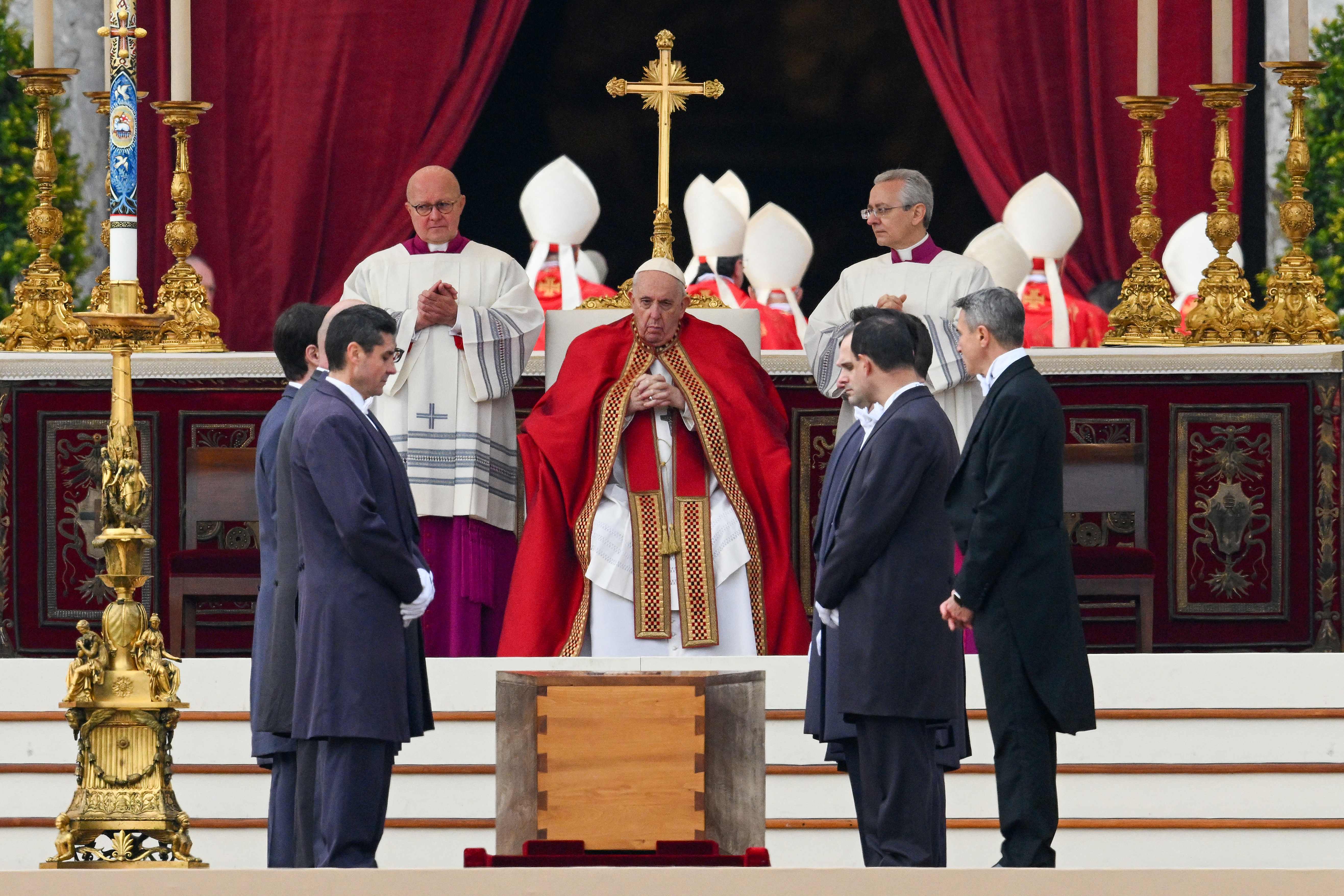 El 5 de enero de 2023, el papa Francisco preside la misa funeral de su predecesor, Benedicto XVI, en la plaza de San Pedro del Vaticano. (Foto Prensa Libre: AFP)
