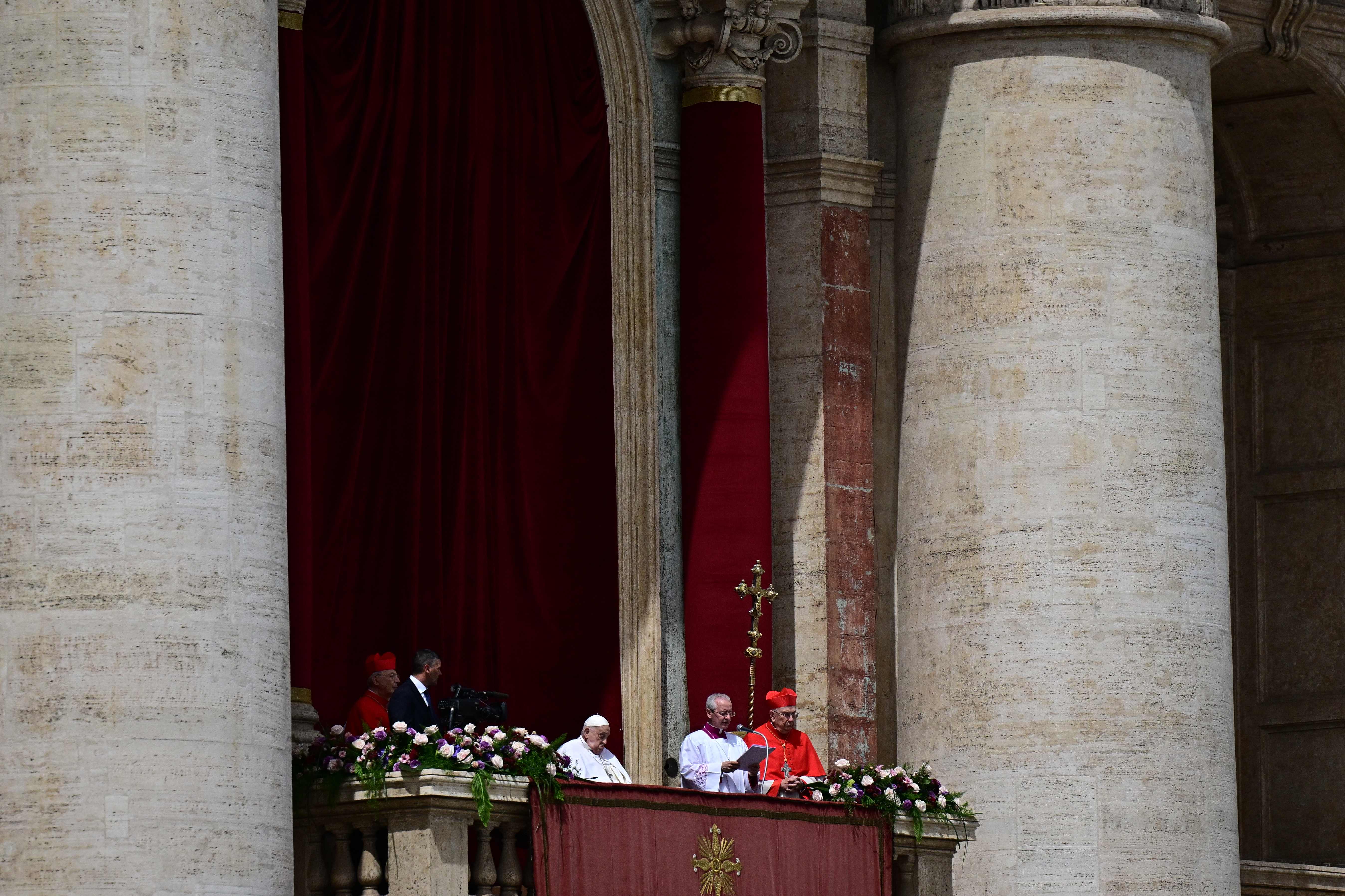 El papa Francisco (izq.) se estuvo presente en el balcón principal de la basílica de San Pedro durante el mensaje Urbi et Orbi el 20 de abril de 2025. (Foto Prensa Libre: AFP)