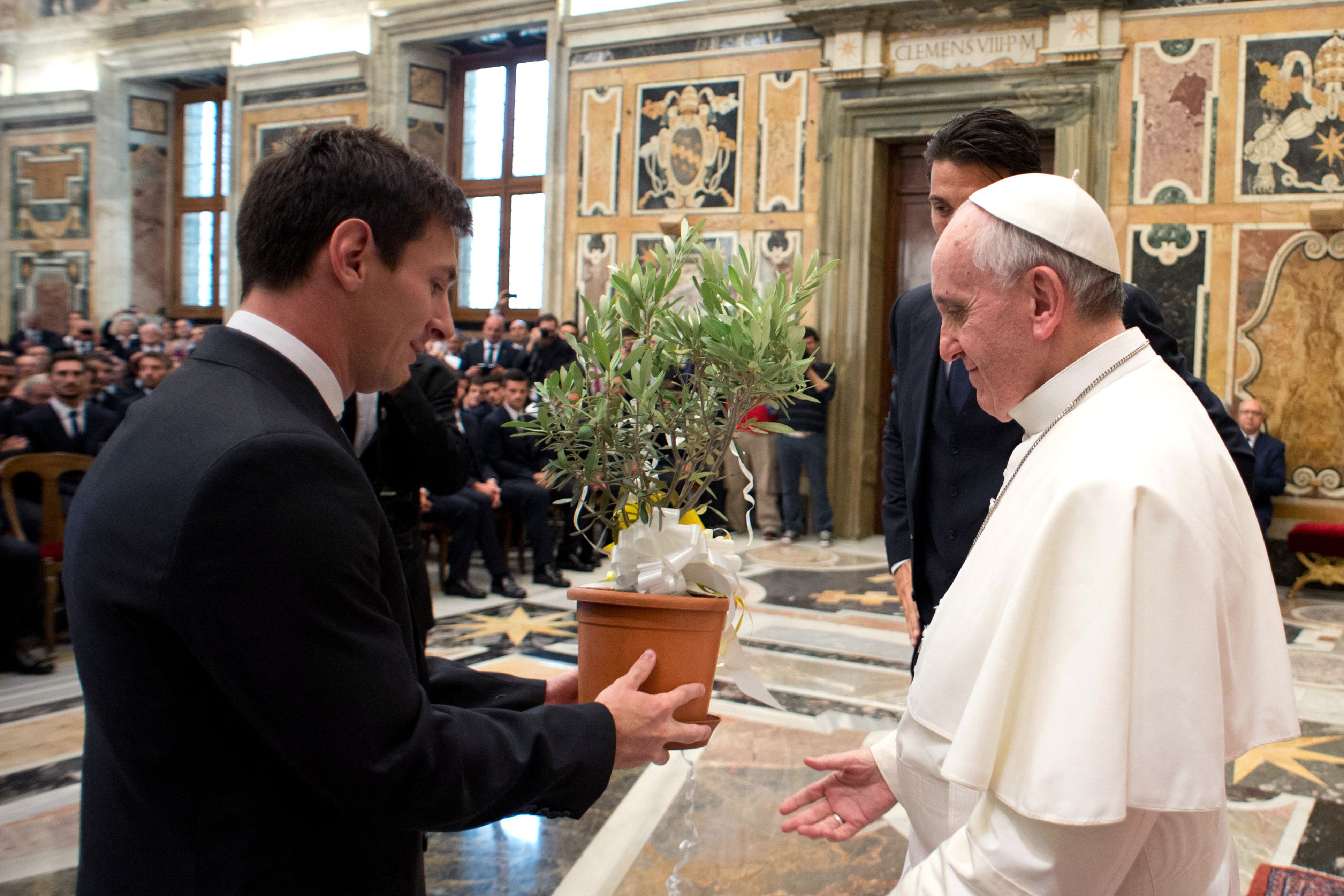 El papa Francisco (der.) recibiendo un olivo de manos del delantero argentino Lionel Messi (izq.) al final de una audiencia privada en el Vaticano el 13 de agosto de 2013, en vísperas de un partido amistoso internacional de fútbol entre Italia y Argentina. (Foto Prensa Libre: AFP)