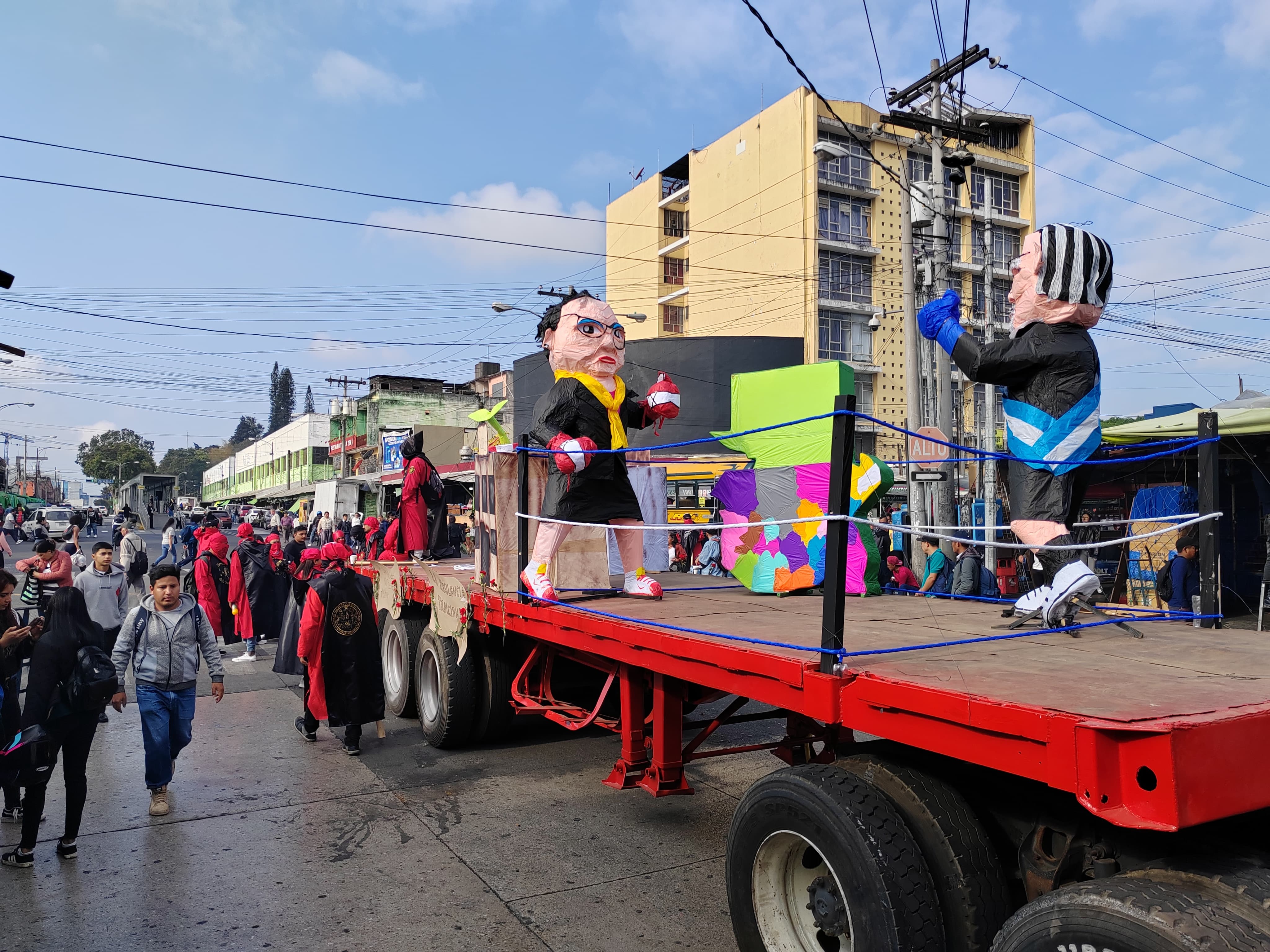 En Directo: Desfile Bufo de la Usac recorre el Centro Histórico en la Huelga de Dolores 2025