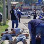 Investigadores de la División Especializada en Investigación Criminal (DEIC) de la Policía Nacional Civil (PNC) capturan a tres hombres que intentaban vender un vehículo robado en Marketplace. (Foto Prensa Libre: PNC)