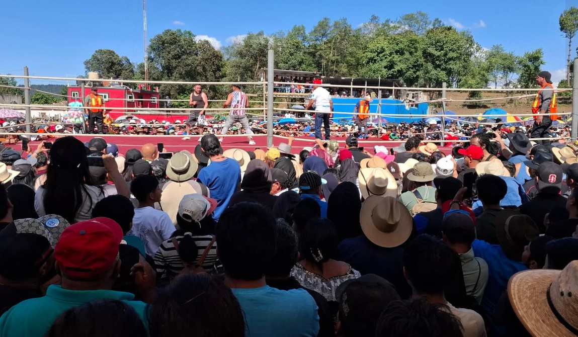 Thousands meet in Chivarreto to witness the traditional fights. (Photo: Community Mayor's Office Aldea Chivarreto/Facebook).