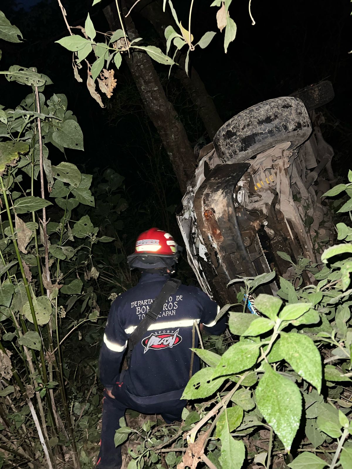 Socorristas atienen emergencia en el km 173 de la ruta Interamericana. (Foto Prensa Libre: Bomberos Municipales Departamentales)