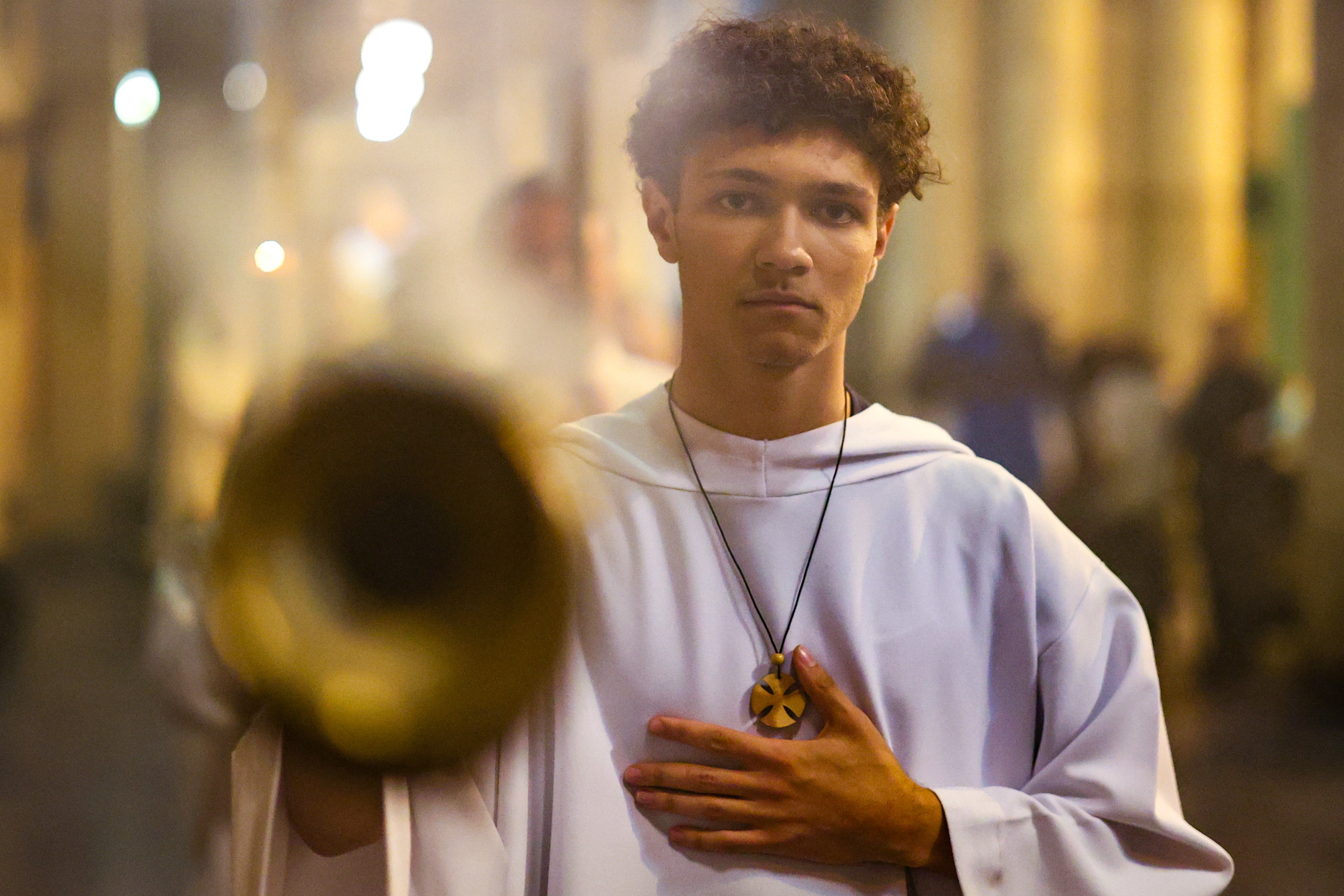 En Bélgica, se llevó a cabo una misa por el alma del papa Francisco en la Basílica del Sagrado Corazón ubicada en la ciudad de Bruselas. En la imagen, un monaguillo encargado del incienso previo al inicio de la liturgia. (Foto Prensa Libre: EFE)