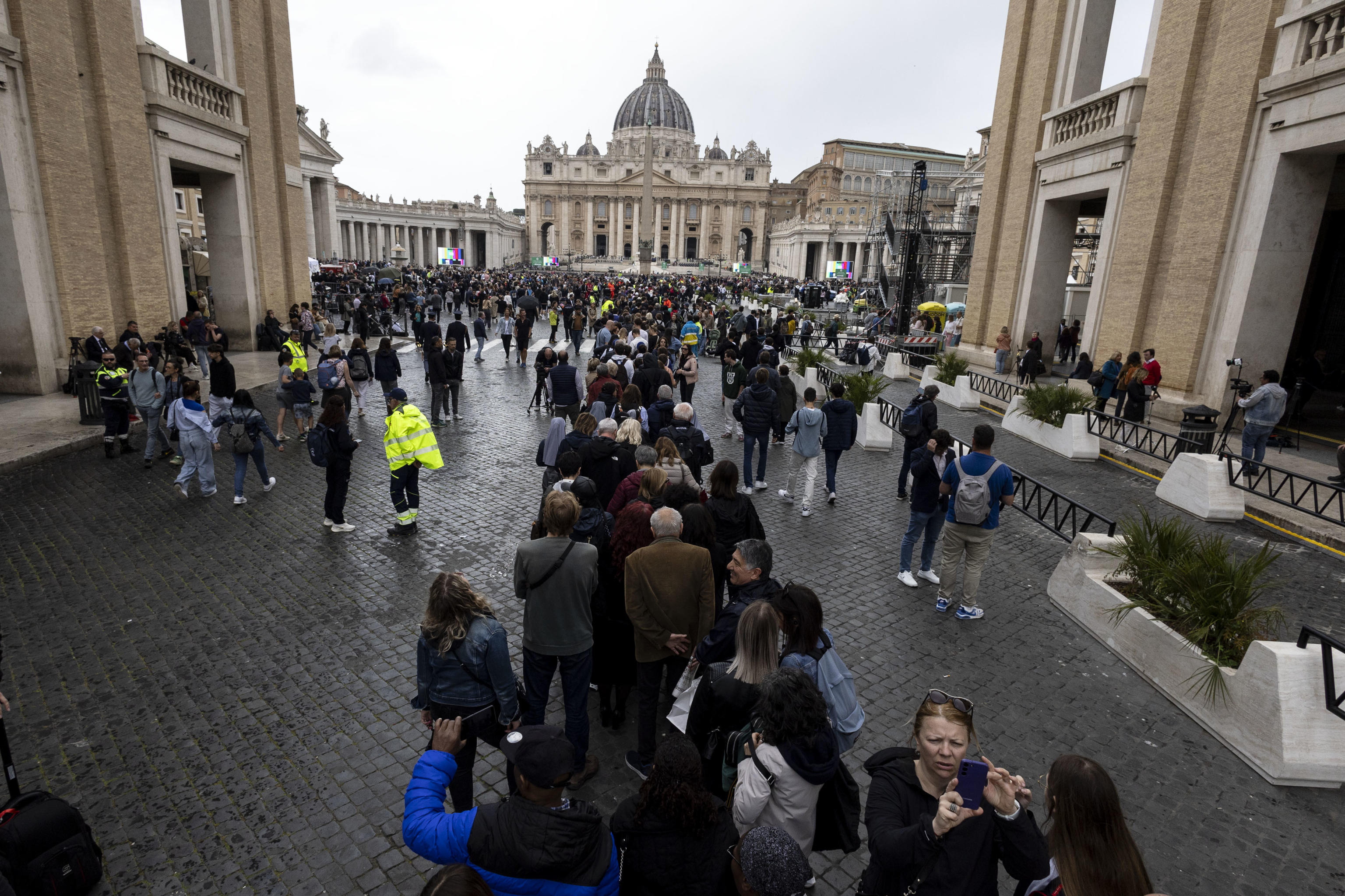 En la Plaza de San Pedro, a cuatro días de haber fallecido el Papa, miles de feligreses hace fila para poder rendir homenaje a su santidad Francisco. (Foto Prensa Libre: EFE)