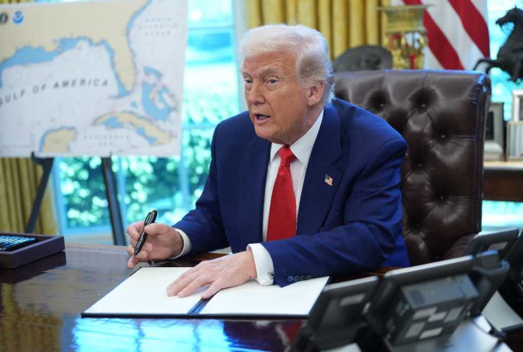 Donald Trump prsidente de Estados Unidos Firmando Documentos EFE