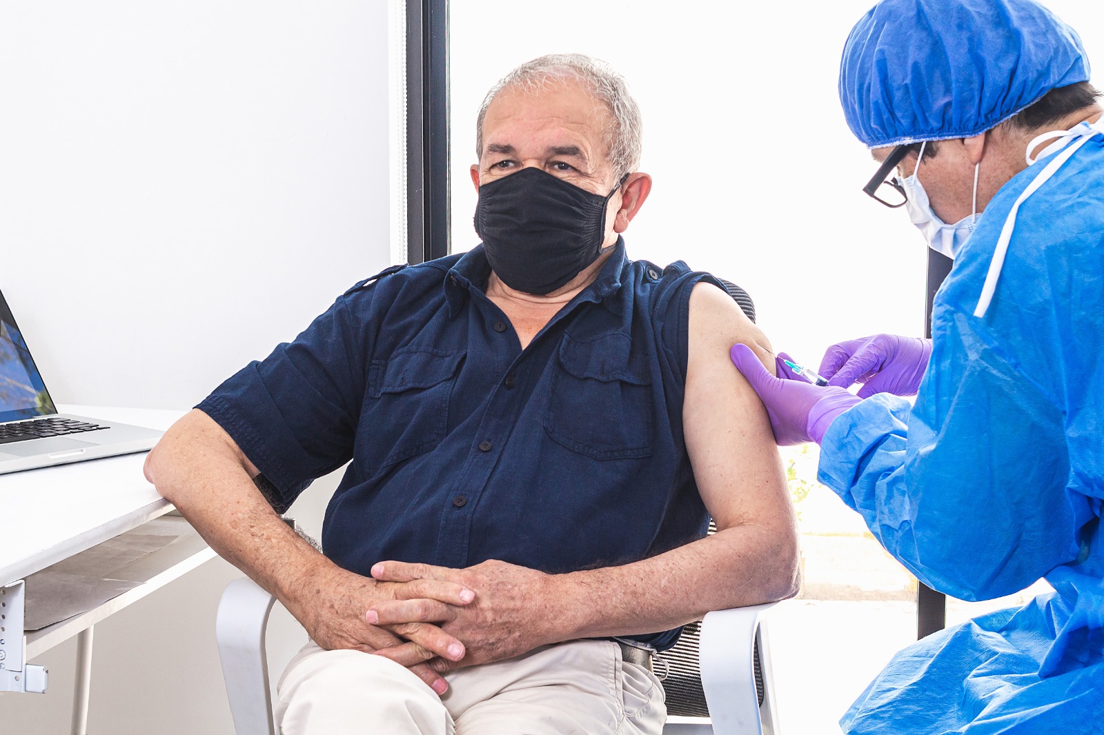 Adultos mayores que reciben la vacuna del coronavirus en un hospital por un médico durante la pandemia. Concepto de campaña de vacunación