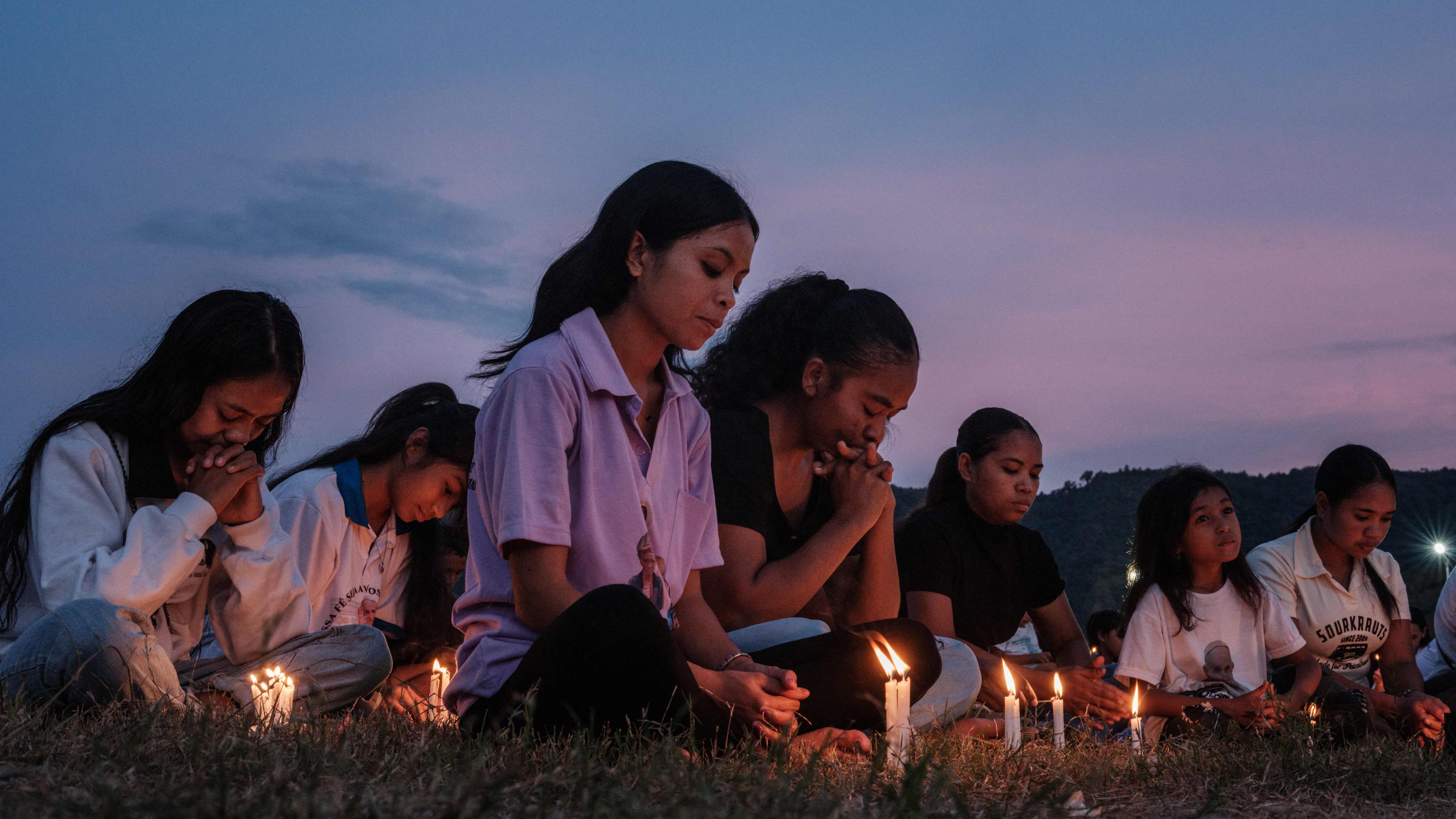 Un grupo de fieles católicos rinden homenaje al Papa en la explanada de Tasitolu, en el país asiático Timor Oriental, uno de los países que el sumo Pontífice visitó durante el 2024. (Foto Prensa Libre: AFP)