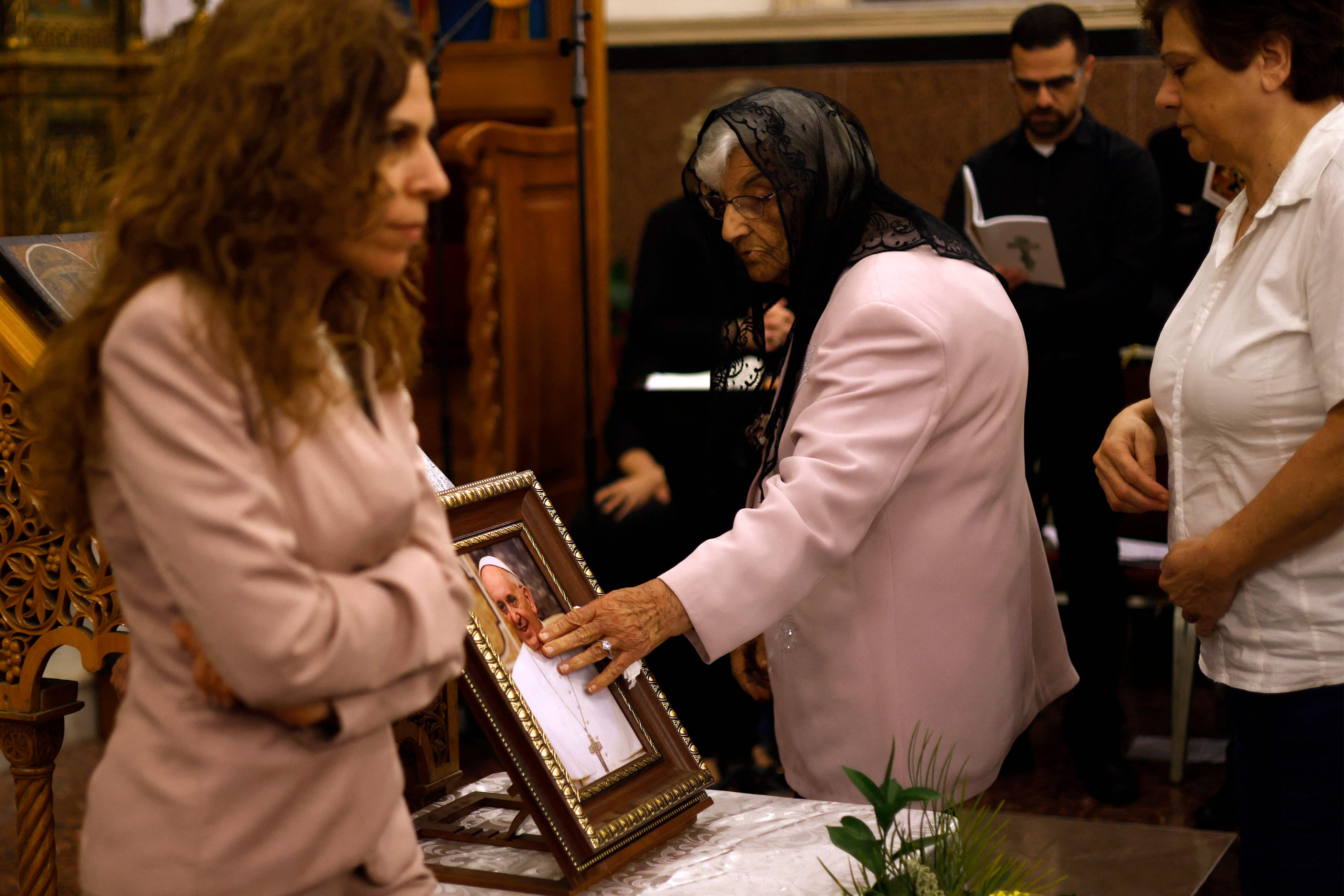 Un retrato del papa Francisco es puesto en medio de la Catedral de San Elías en la ciudad de Haifa, Israel durante una misa. Este edificio religioso pertenece a los católicos greco-melquitas, aquellos que provienen de los cristianos orientales de Alejandría, Antioquía y Jerusalén, y que siguen la tradición litúrgica constantinopolitana. (Foto Prensa Libre: AFP)