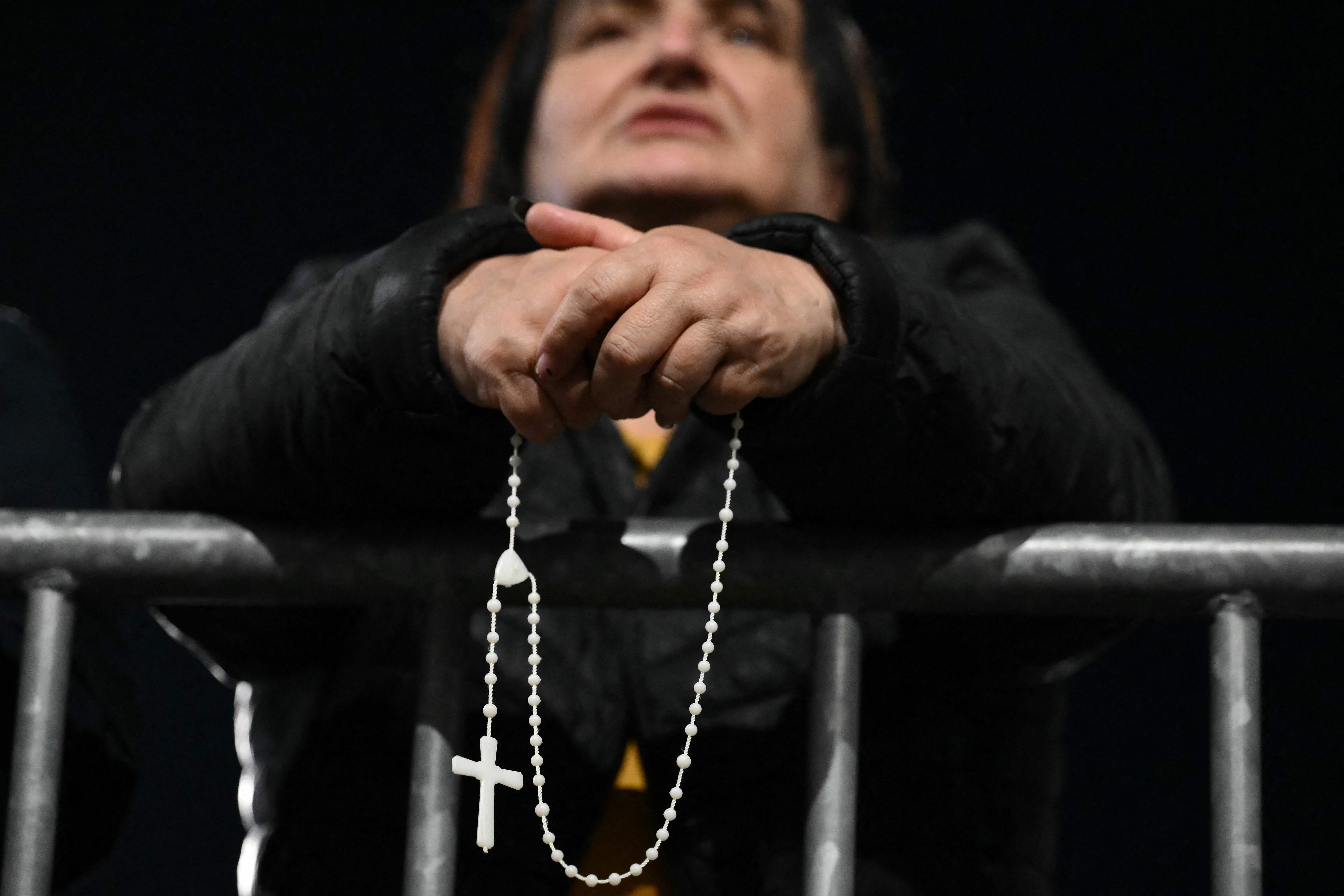 En la Basílica de Santa María la Mayor en Roma, Italia, una católica sostiene un rosario durante el rezo del Santísimo Rosario. (Foto Prensa Libre: AFP)