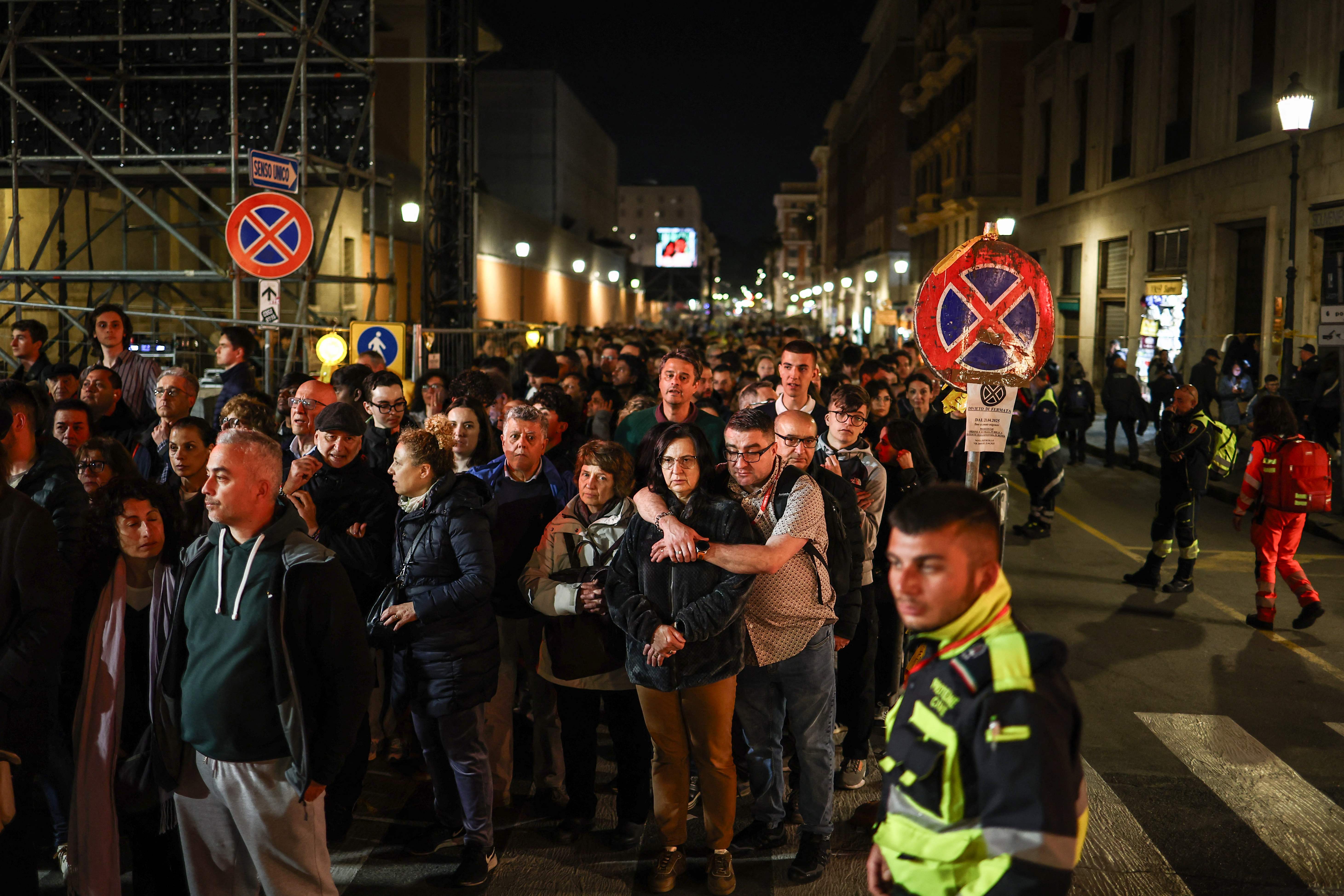 Cientos de personas esperaban poder entrar al Vaticano en horas de la madrugada del 24 de abril. Se calcula que a la fecha, mñas de 70 mil personas han rendido homenaje al papa Francisco en la Basílica de San Pedro. (Foto Prensa Libre: AFP)