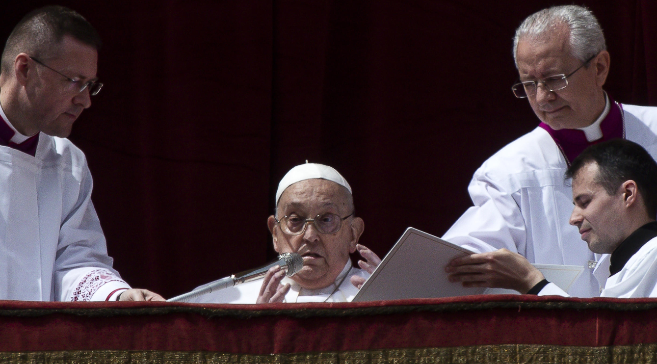 El papa Francisco mientras saluda a los asistentes durante la bendición Urbi et Orbi tras la misa del Domingo de Resurrección en la Plaza de San Pedro Vaticano. (Foto Prensa Libre: EFE/ Angelo Carconi)
 
