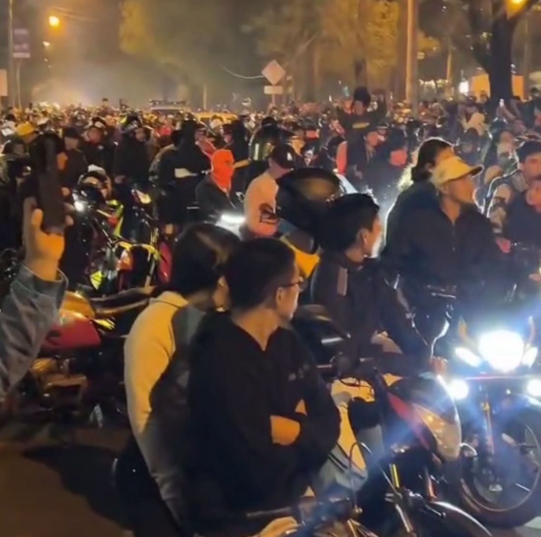 Unos 400 motoristas se encuentran concentrados en la avenida Las Américas, zona 14 capitalina. (Foto Prensa Libre. PMT de Guatemala)