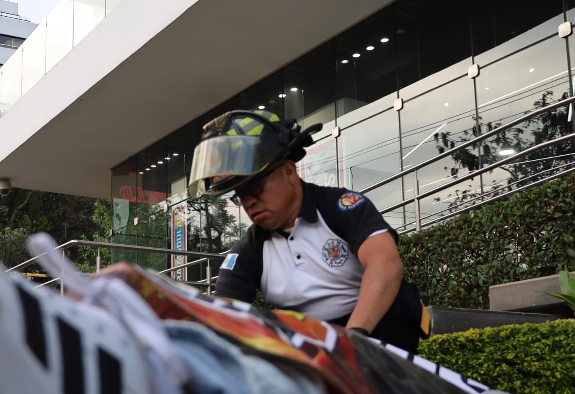 Bomberos informan de una mujer que cayó de un edificio en zona 10 capitalina