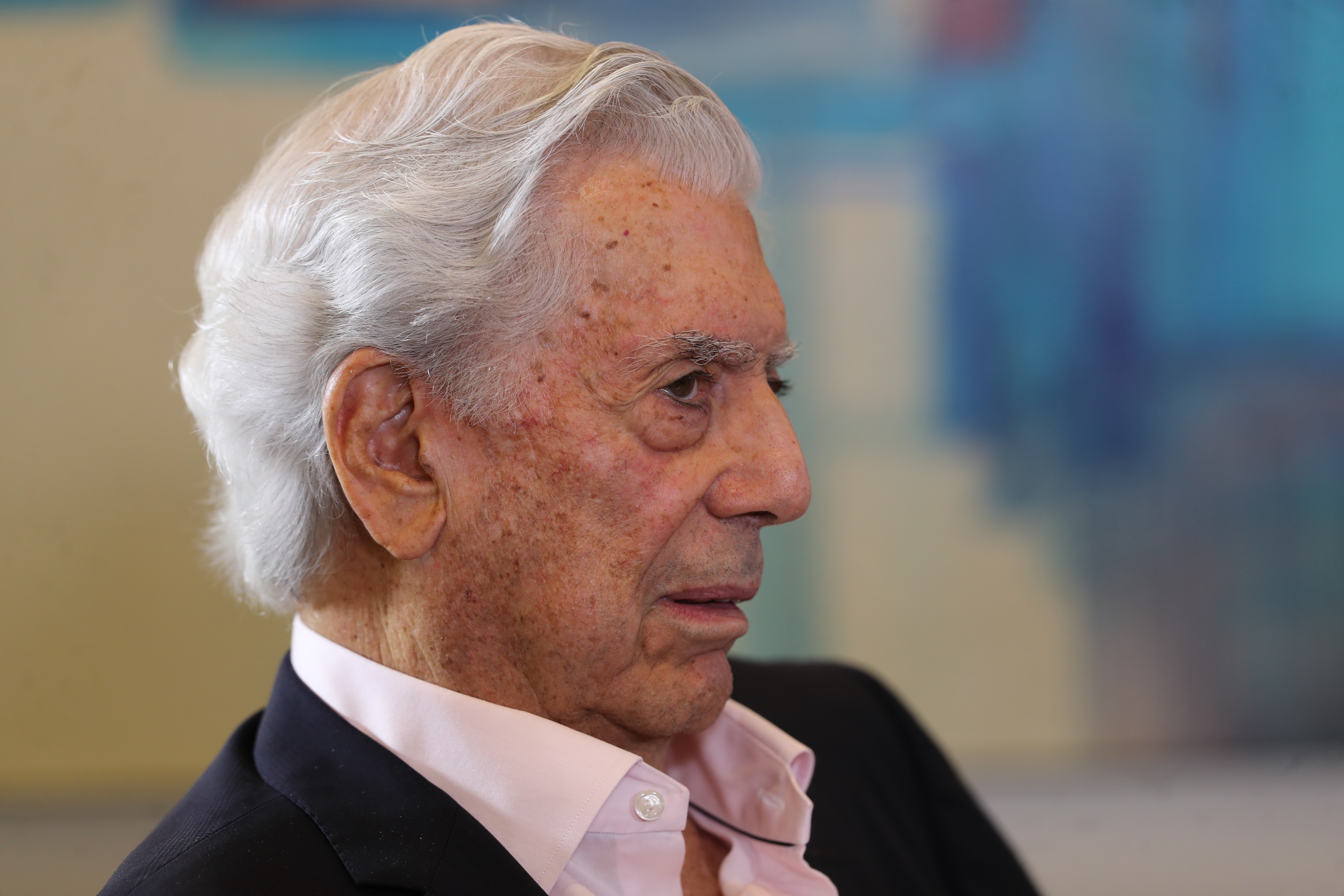 Mario Vargas Llosa en un conversatorio, mencionó que realidades como la de Guatemala para los escritores es una maravilla, “los escritores son como los cuervos porque viven de esa pobredumbre humana y los mejores textos literarios han salido de ahí”. (Foto Prensa Libre: Érick Ávila)