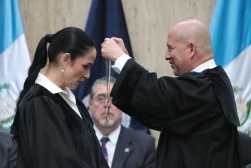 Este 14 de abril, se llevo a cabo  el cambio de presidencia de la Corte de Constitucionalidad (CC). Leyla Lemus asumió la presidencia de la Corte de Constitucionalidad (CC) en el último año del periodo para el cual fueron electos. La actividad se realizo en la sala de vistas de la Corte Suprema de Justicia. Néster Vásquez, presidente saliente durante la investidura . 



Fotografía Esbin Garcia  14-04-25-