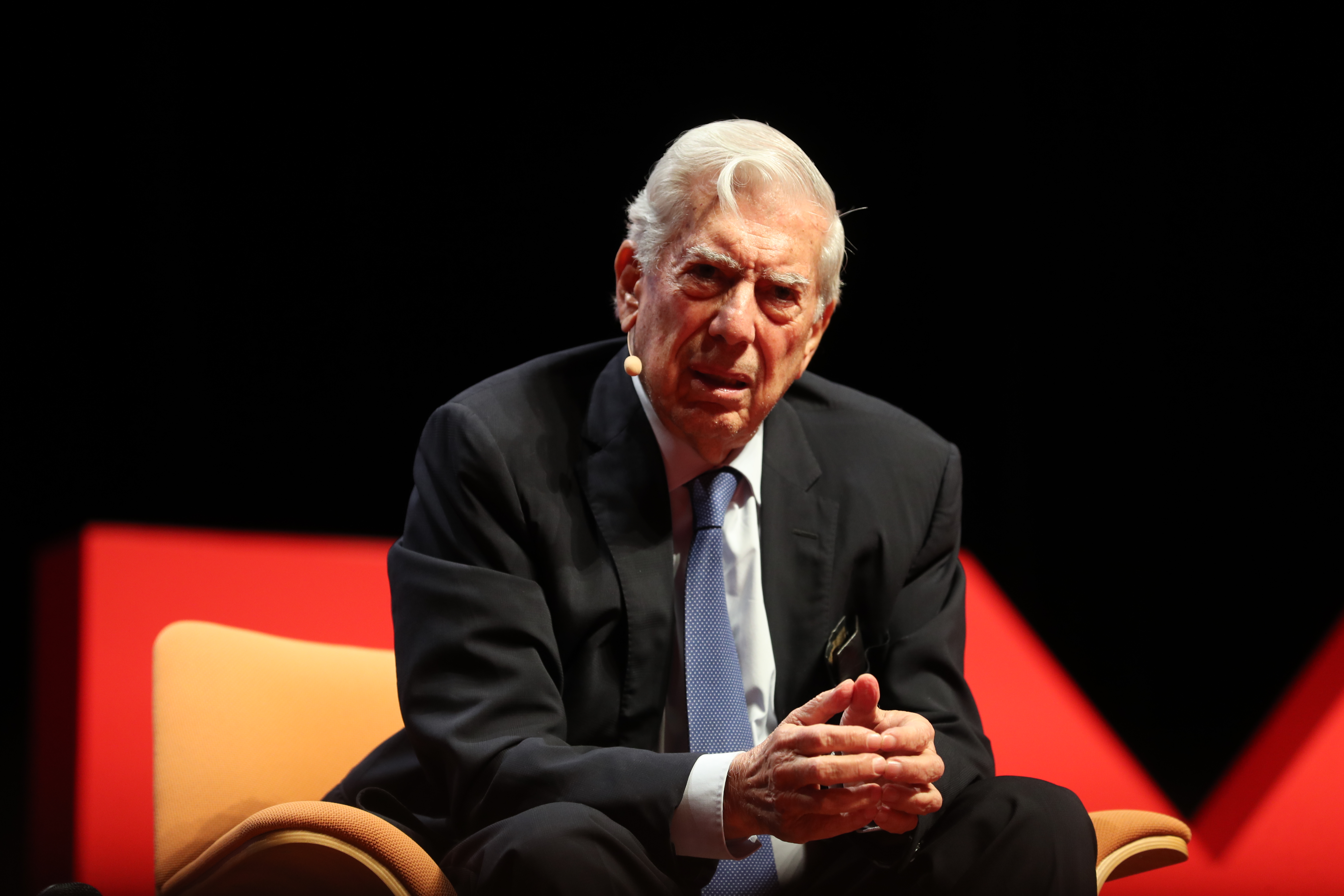 El peruano Mario Vargas Llosa fue escritor, periodista y político, estudió Letras y Derecho en la Universidad Nacional Mayor de San Marcos. Fue miembro de la Real Academia Española, recibió el premio Cervantes en 1994, Príncipe de Asturias de las Letras, Biblioteca Breve, el Premio Nacional de Novela del Perú, el Rómulo Gallegos y el premio Nobel de Literatura en 2010. (Foto Prensa Libre: Hemeroteca PL / Érick Ávila) 