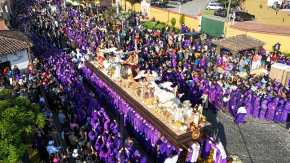 Jesús Nazareno de la Caída recorre nuevamente las calles empedradas de San Bartolomé Becerra y de la ciudad colonial, llevando un mensaje de profunda reafirmación cristiana: su prometida venida a la Tierra, no como mártir, sino como rey glorioso que vendrá a juzgar a vivos y muertos. Este es el mensaje central que transmite el anda procesional de 2025, concebida como una catequesis visual al servicio de la fe.

Foto: 
BYRON RIVERA 
06/04/2025
