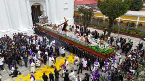 La tradicional procesión del Sábado del Consuelo recorrió las calles del Centro Histórico de la Ciudad de Guatemala. La venerada imagen, esculpida en el siglo XIX y consagrada en 1956, fue acompañada por miles de devotos. Este año, el anda presentó una alegoría basada en el libro de Daniel 12:4, con el Nazareno vestido con túnica verde musgo y detalles en oro. Más de 6,000 cargadores participaron con traje oscuro y corbata corinta.

Foto: BYRON RIVERA 
12/04/2025