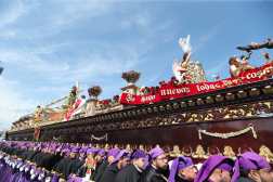 Jesús Nazareno de los Milagros es una imagen de la cual su creación se le atribuye a varios escultores: Juan de Chávez, Juan José Mérida o Carlos Bolaños.

Según la tradición oral, el culto y la veneración a Jesús de los Milagros se inició en el año 1685 en la Ermita de la Santa Cruz del Milagro, sin embargo con el traslado de la capital luego de los terremotos, varias imágenes religiosas fueron trasladadas también a la Nueva Guatemala de la Asunción.

Foto: 
BYRON RIVERA 
13/04/2025