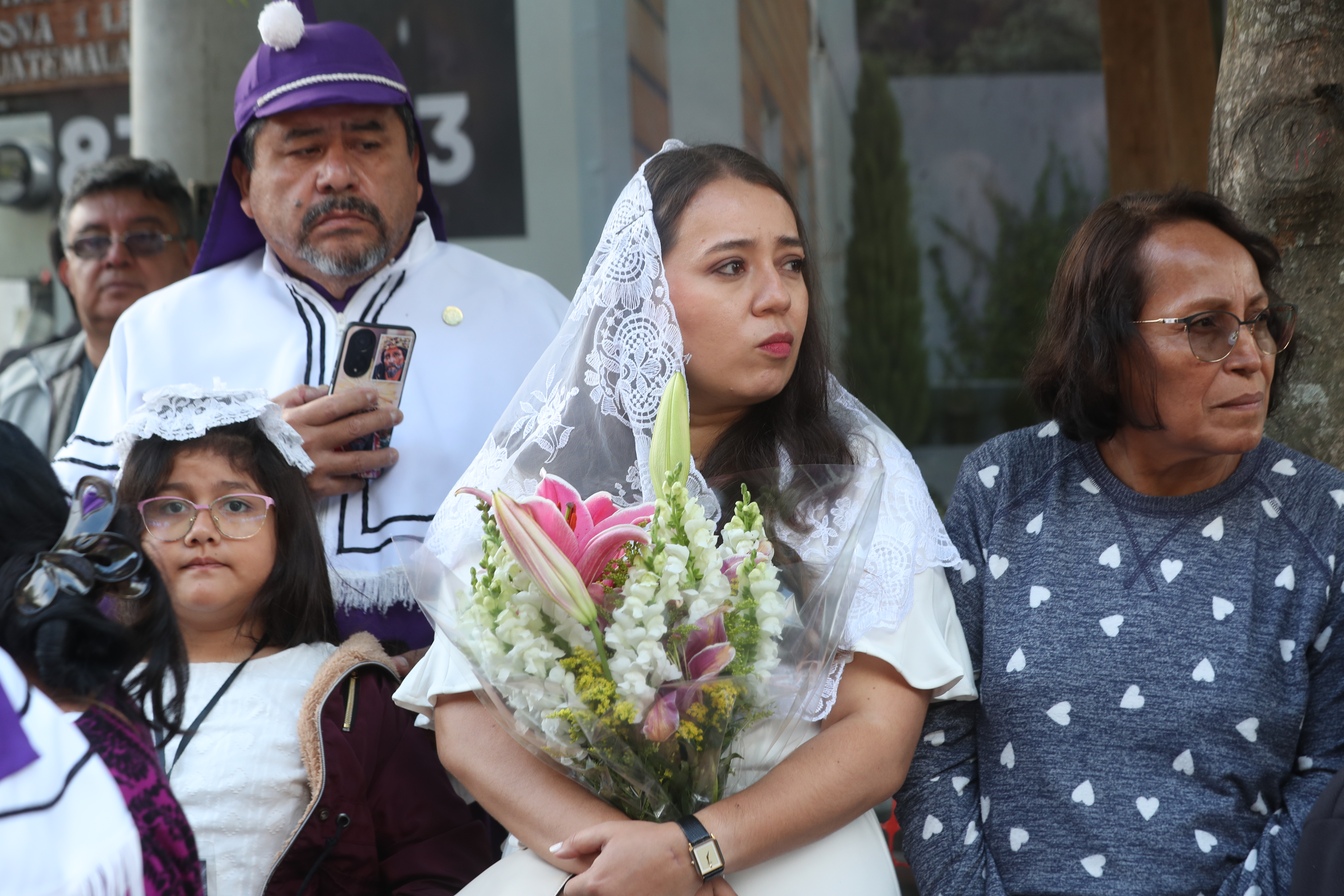 Devotas esperan con ramos en mano, el paso de la Virgen de Dolores de Candelaria, en un acto de fe y veneración que llena las calles de esperanza y devoción. (Foto Prensa libre: Byron Rivera Baiza)
