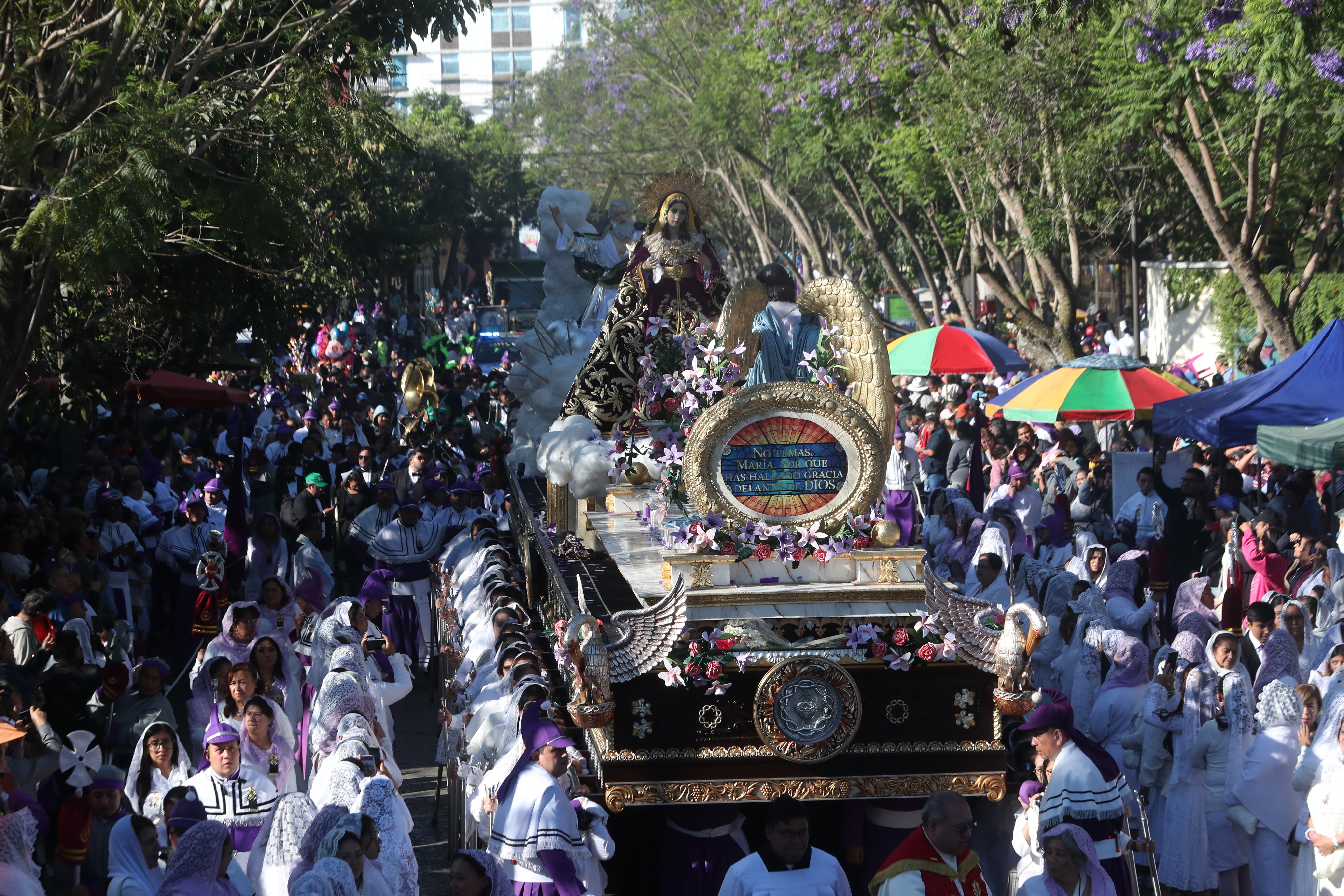 La Santísima Virgen de Dolores de Candelaria, avanza con serenidad por la Avenida Juan Chapín, acompañada de miles de fieles que la veneran con devoción este Jueves Santo. (Foto Prensa libre: Byron Rivera Baiza)