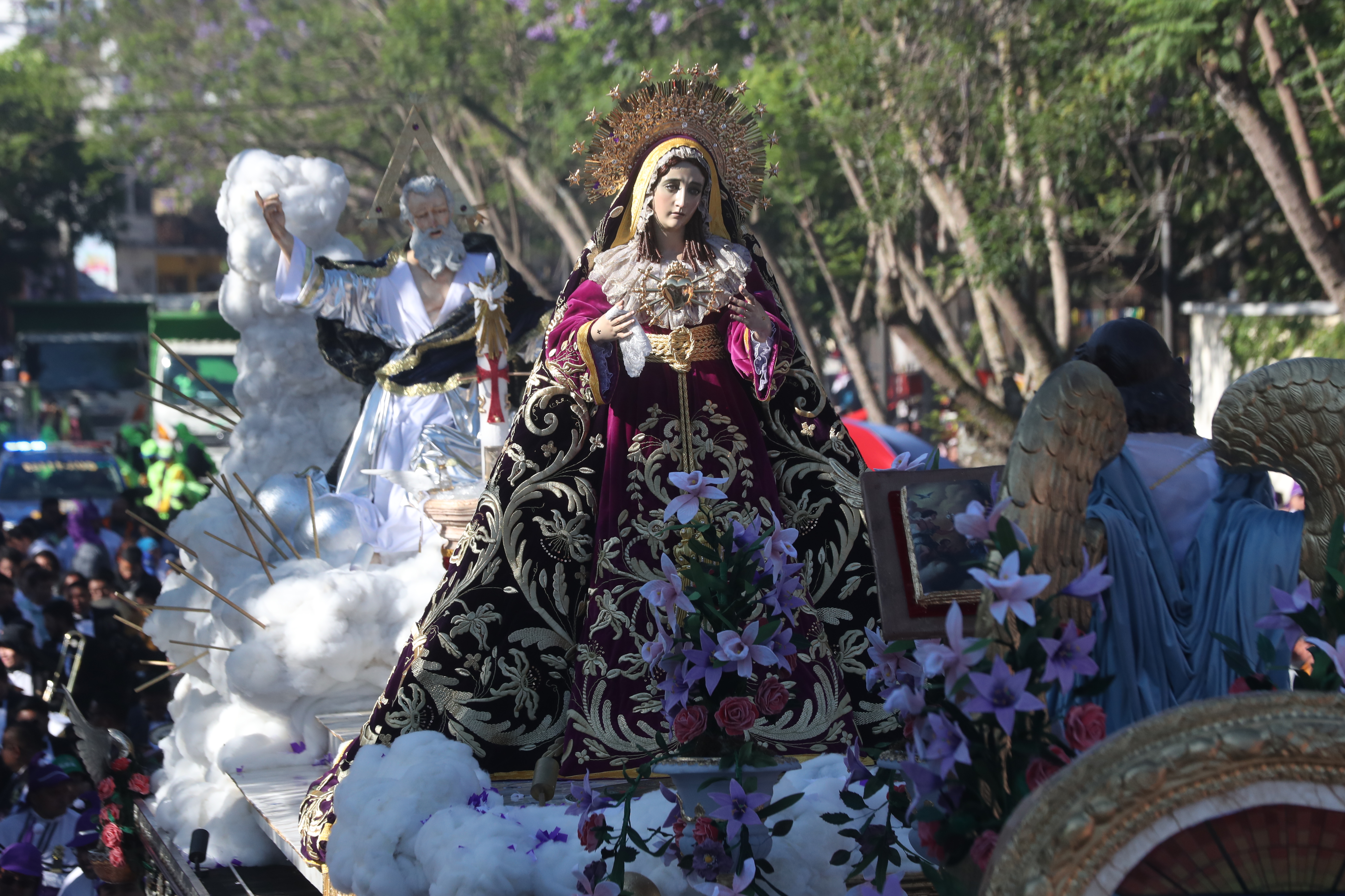 Por primera vez ya consagrada, la Santísima Virgen de Dolores de Candelaria recorre las calles en Jueves Santo. (Foto Prensa libre: Byron Rivera Baiza)