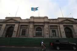 Las ventanas exteriores e interiores tienen ornamentaciones de cobre, con estilo greco-romano, las puertas fueron talladas en madera caoba, con elementos barrocos. (Foto Prensa Libre: Oscar Vásquez Mijangos)