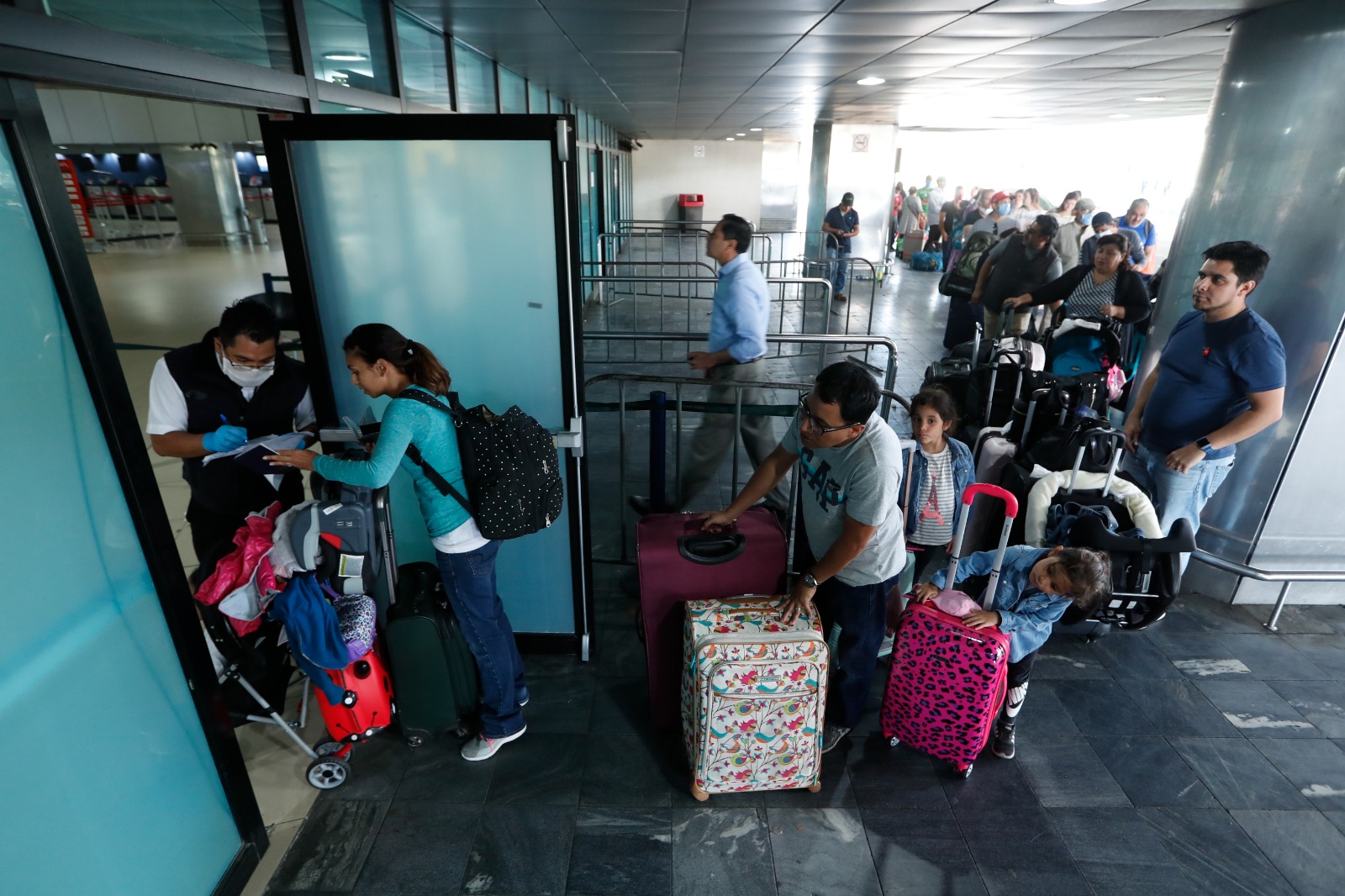 Pelotas, máquinas para tortillas y piedras: los objetos prohibidos en el equipaje de mano si viaja en avión desde Guatemala
