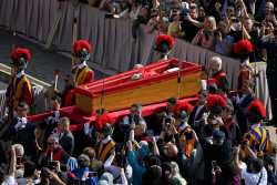 Vatican City (Vatican City State (Holy See)), 23/04/2025.- Pallbearers carry the coffin of Pope Francis past faithful to Saint Peter's Basilica, in Vatican City, 23 April 2025. The body of the late pontiff was transferred from the Chapel of Casa Santa Marta to Saint Peter's Basilica for three days of lying in state. The funeral will take place on 26 April 2025. (Papa) EFE/EPA/RICCARDO ANTIMIANI