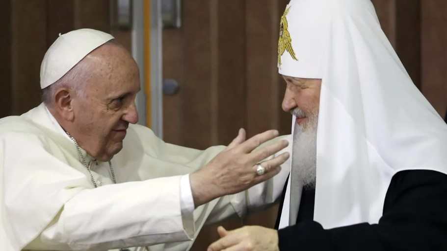 One of the transcendental historical facts of Francisco's pontificate (left) was his encounter with the Russian patriarch Kirill in February 2016. (Free Press Photo: AFP)
