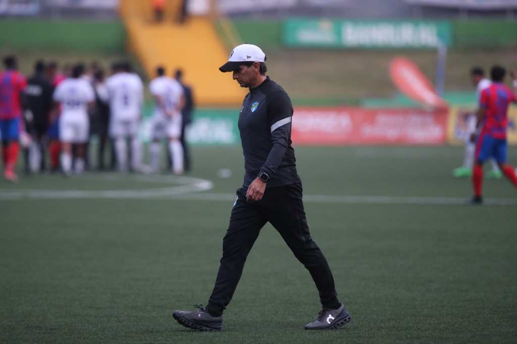 El técnico Ronald González triunfó en el clásico 333 ante Municipal.