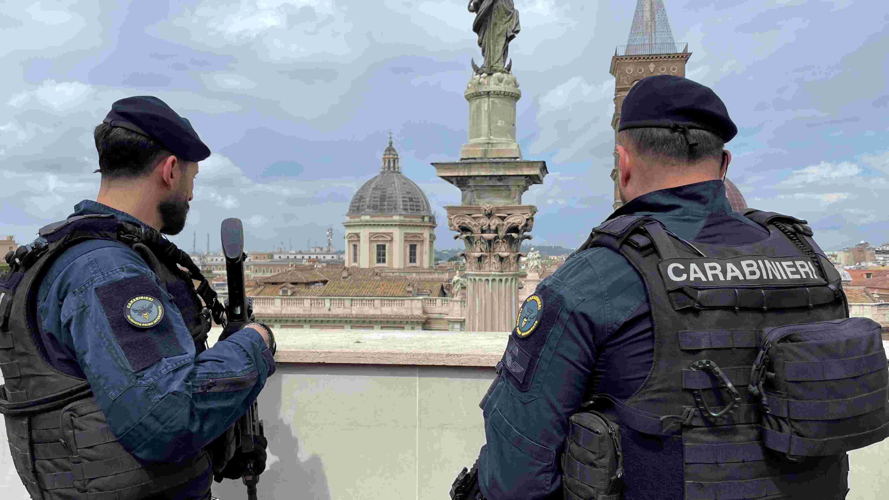 Con la espera llegada de varios políticos, presidentes y primeros ministros de alrededor del mundo. Las autoridades italianas han montado un operativo de seguridad en los alrededores del Vaticano y Roma. (Foto Prensa Libre: EFE)