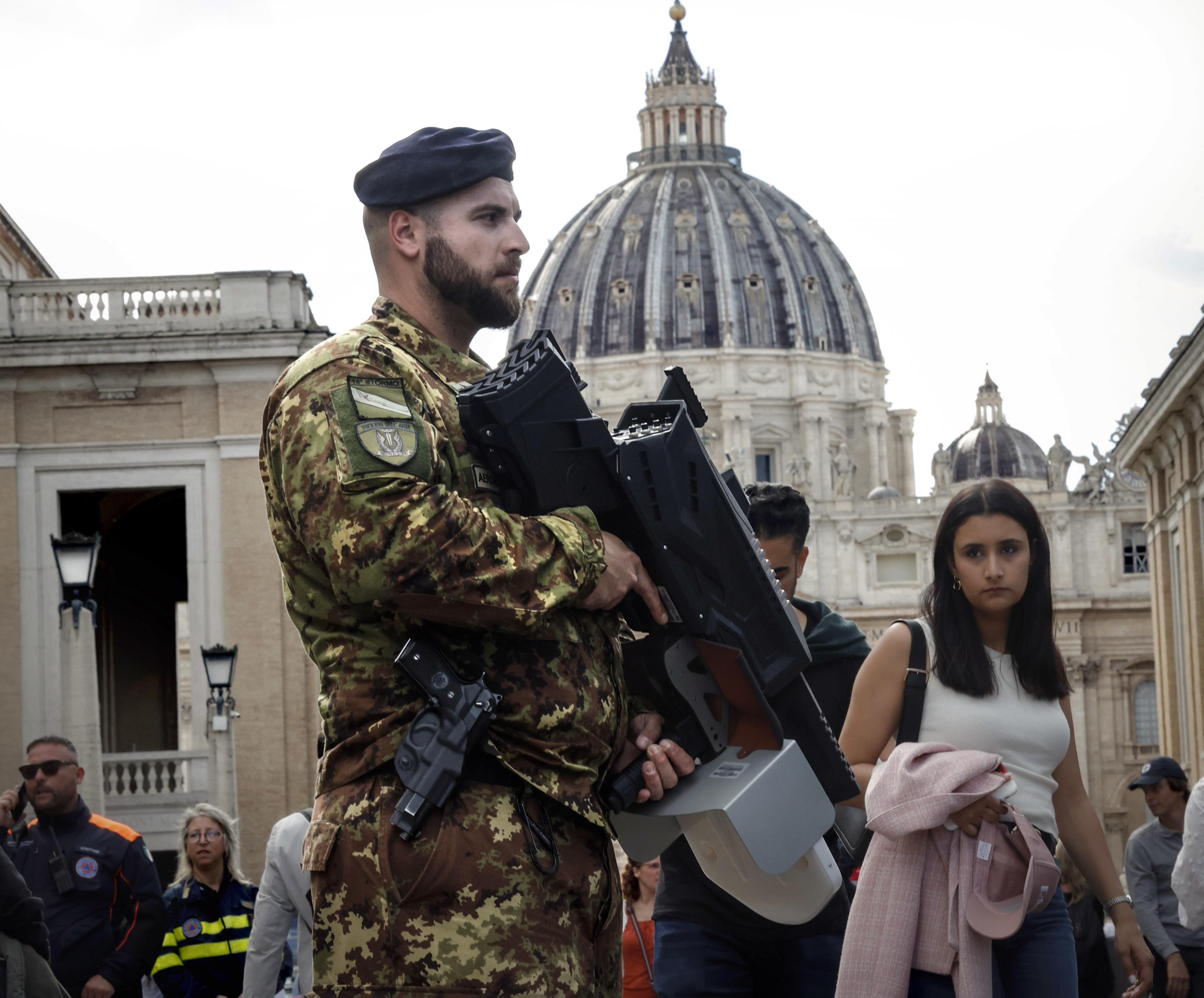 Un miembro de las Fuerzas Armadas Italianas carga un arma anti-dron durante un patrullaje que forma parte del operativo de seguridad que se ha montado en varios puntos de Italia previo al entierro del papa Francisco. (Foto Prensa Libre: EFE)