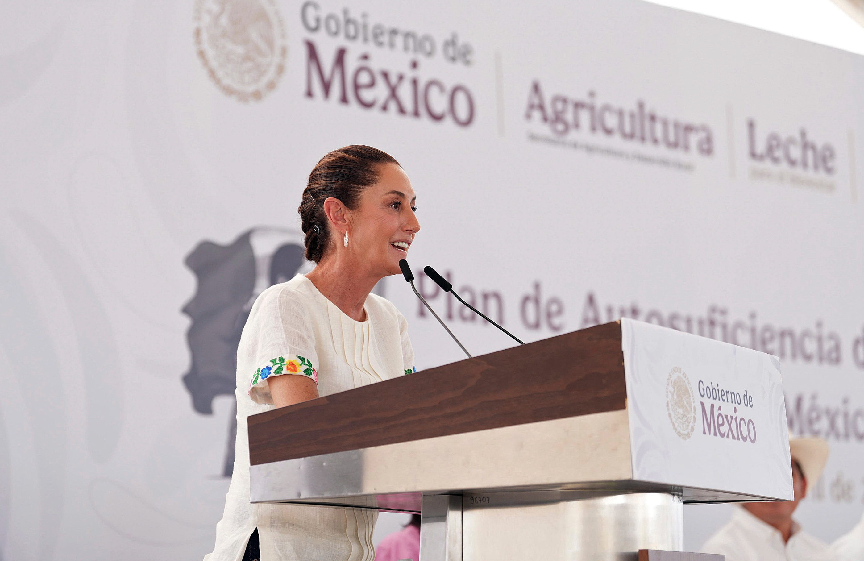 MEX1131. CAMPECHE (MÉXICO),27/04/2025.- Fotografía cedida por la presidencia de México de la mandataria mexicana, Claudia Sheinbaum, durante su participación en una gira de trabajo este domingo, por el estado de Campeche (México). Sheinbaum expresó a los políticos de Estados Unidos que "México no es piñata de nadie" y que se "dediquen" a sus "problemas", tras una ola de críticas que ella vincula a las elecciones intermedias estadounidenses del próximo año. EFE/ Presidencia de México /SOLO USO EDITORIAL/NO VENTAS/SOLO DISPONIBLE PARA ILUSTRAR LA NOTICIA QUE ACOMPAÑA (CRÉDITO OBLIGATORIO)