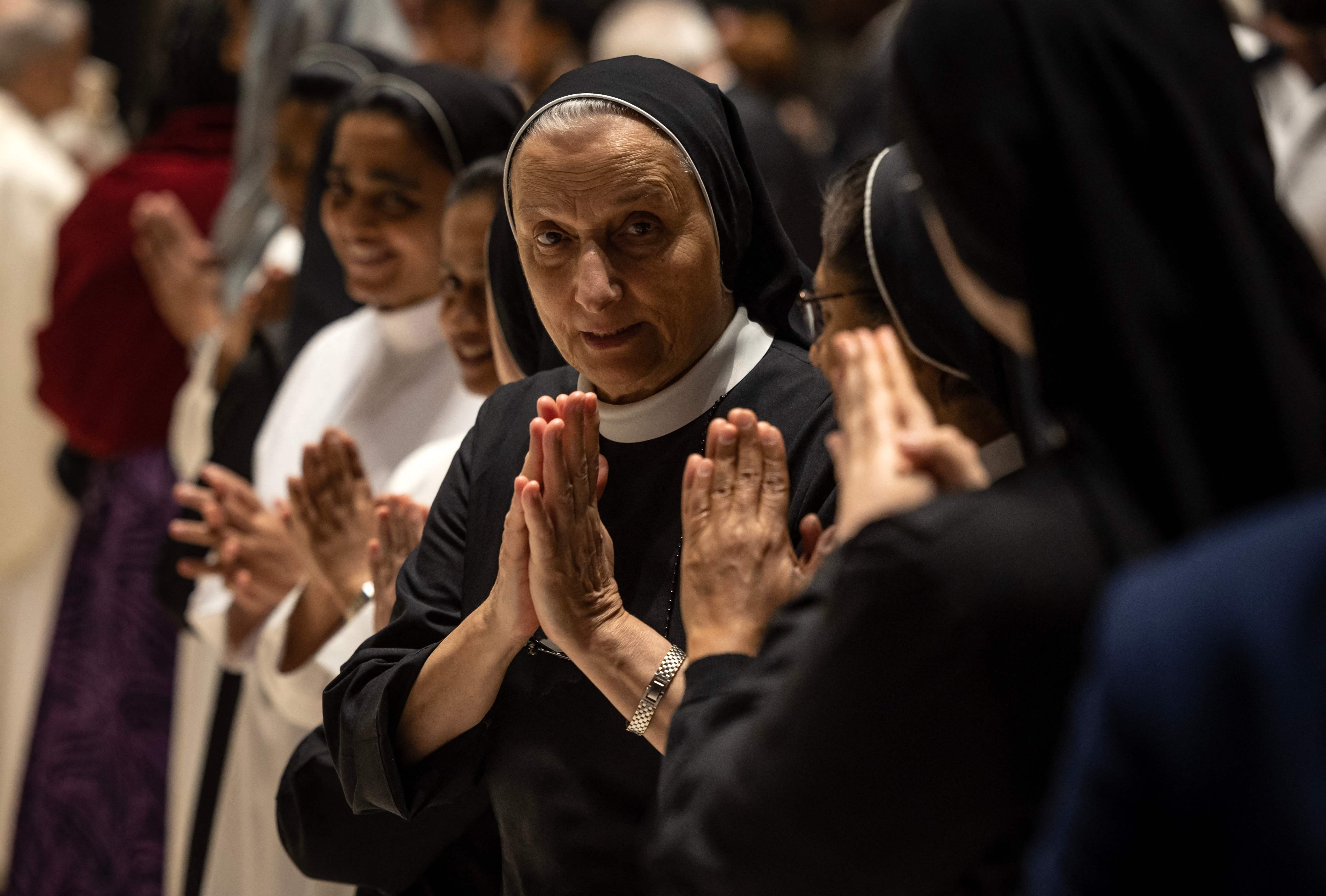 En Abu Dhabi se organizó una misa en memoria del papa Francisco, la misma se realizó en la Iglesia de San Francisco. En la imagen, un grupo de monjas rezan durante el acto litúrgico. (Foto Prensa Libre: AFP)