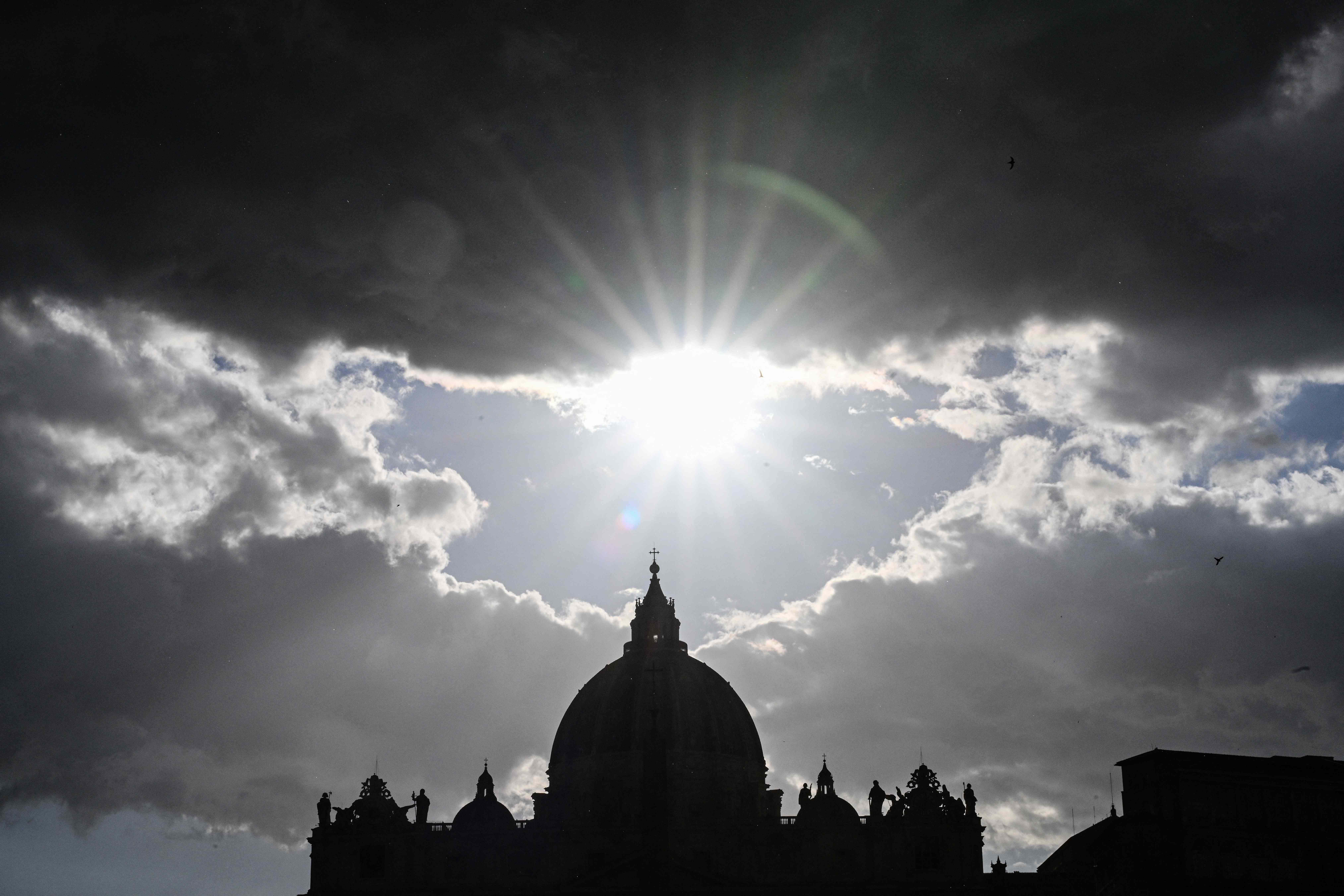 Imagen de la Basílica de San Pedro en el Vaticano durante el atardecer de este 24 de abril. (Foto Prensa Libre: AFP)