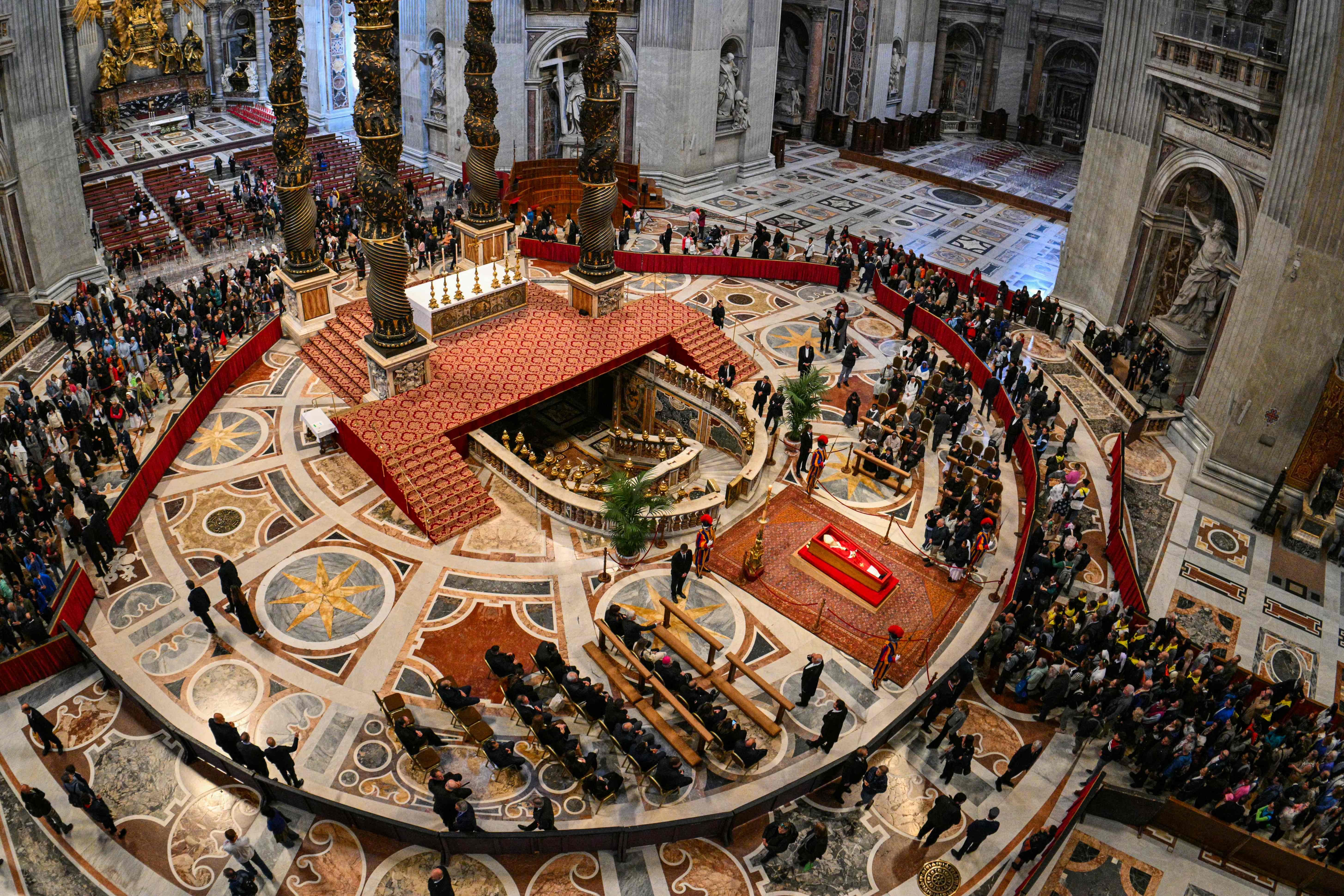 Miles de feligreses visitan la Basílica de San Pedro en el Vaticano para mostrar sus condolencias y respetos por la muerte del papa Francisco este 24 de abril. (Foto Prensa Libre: AFP)