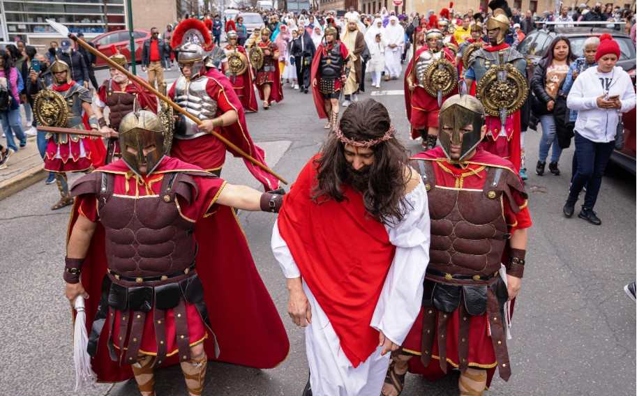 Hundreds of Catholics, mostly Latin immigrants, toured on Good Friday the streets of the New York county of El Bronx with a live recreation of the passion of Jesus Christ, in which the tears of some believers did not miss. (Free Press Photo: EFE)