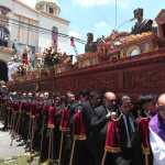 Procesión de Jesús Nazareno del Rescate a su salida de la Rectoría de Santa Teresa, donde recorrerá las calles durante Miércoles Santo. (Foto Prensa libre: Esbin Garcia)