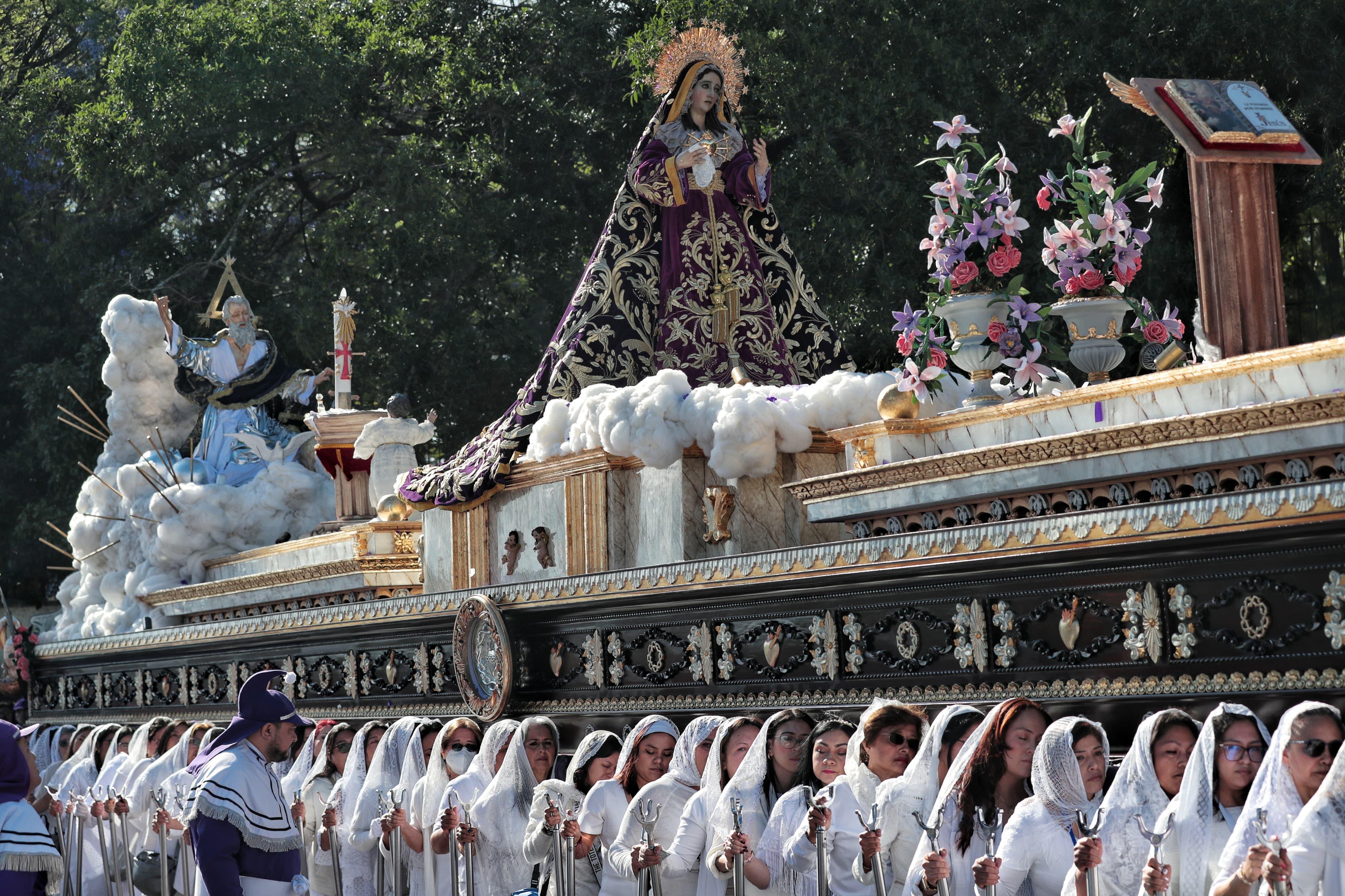 Entre luces tenues y aroma de incienso, el anda de la Virgen se desliza lentamente al ritmo de marchas fúnebres. (Foto Prensa libre: Esbin García)