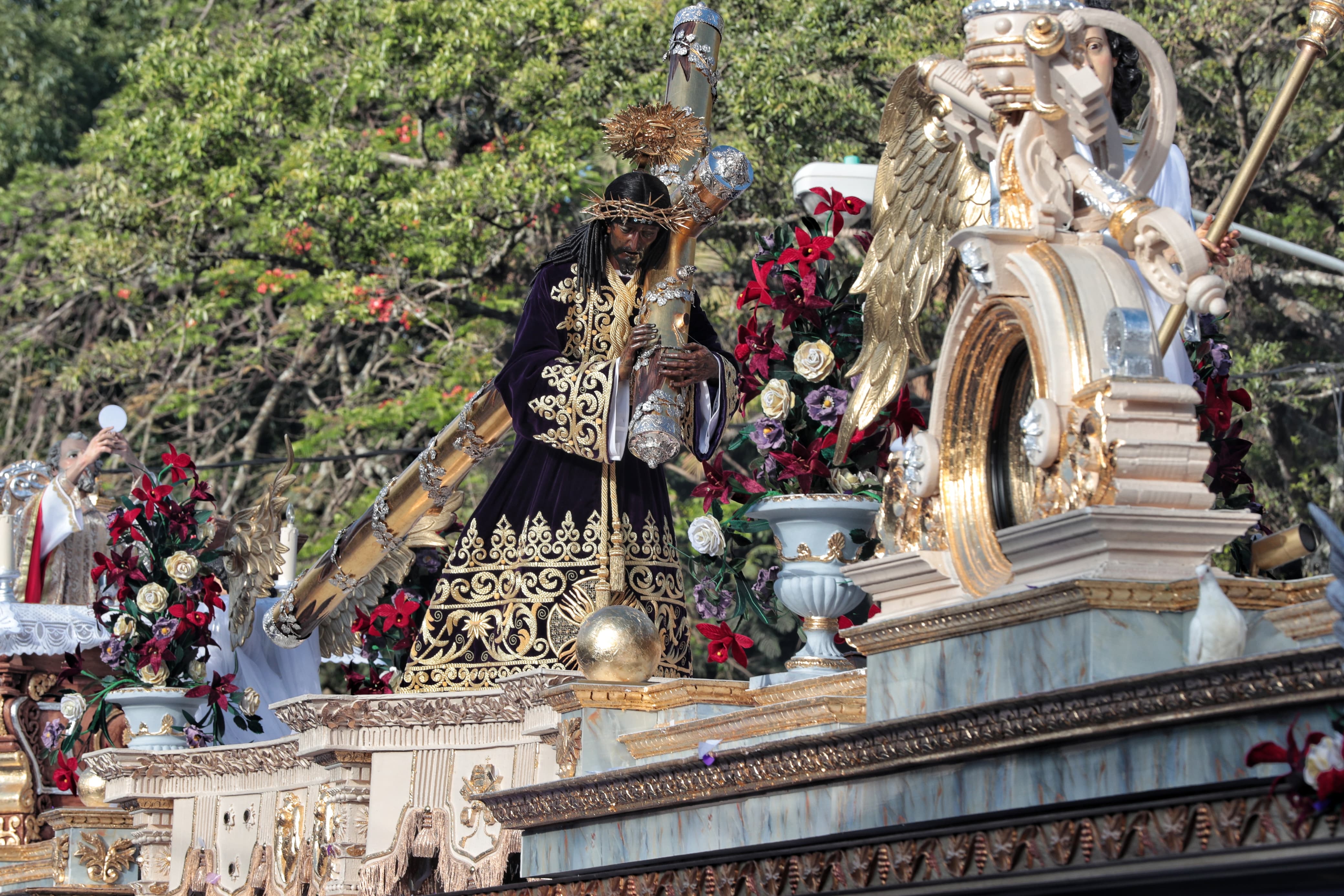 Jesús Nazareno de Candelaria, conocido como 'Cristo Rey', es venerado por su postura humilde y sacrificial, similar a un 'mecapalero'. Esta imagen, atribuida a Juan de Chávez, es una de las más emblemáticas de la Semana Santa guatemalteca. (Foto Prensa libre: Esbin García)