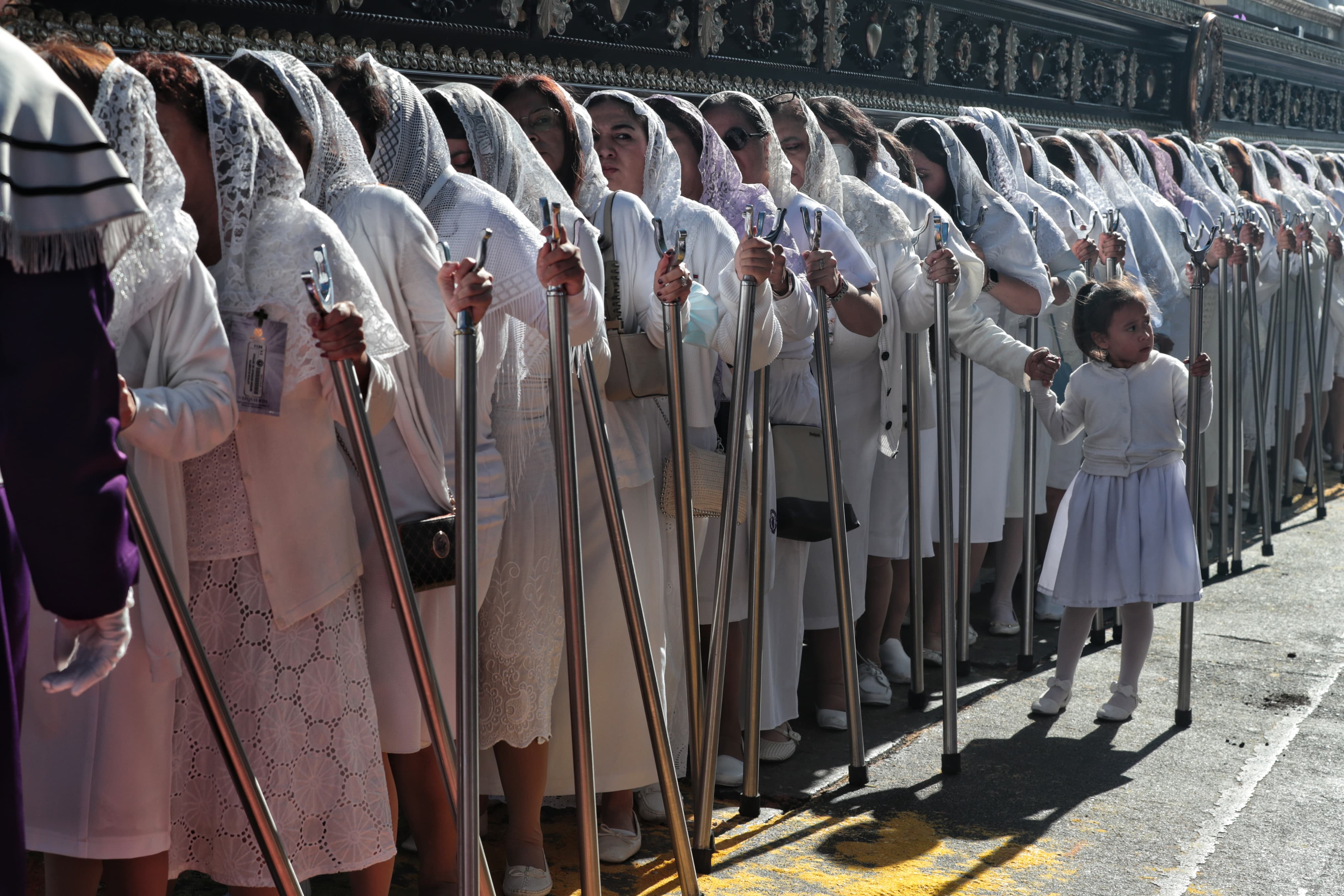 La Santísima Virgen de Dolores es cargada por mujeres devotas, vestidas de blanco. ​(Foto Prensa libre: Esbin García)