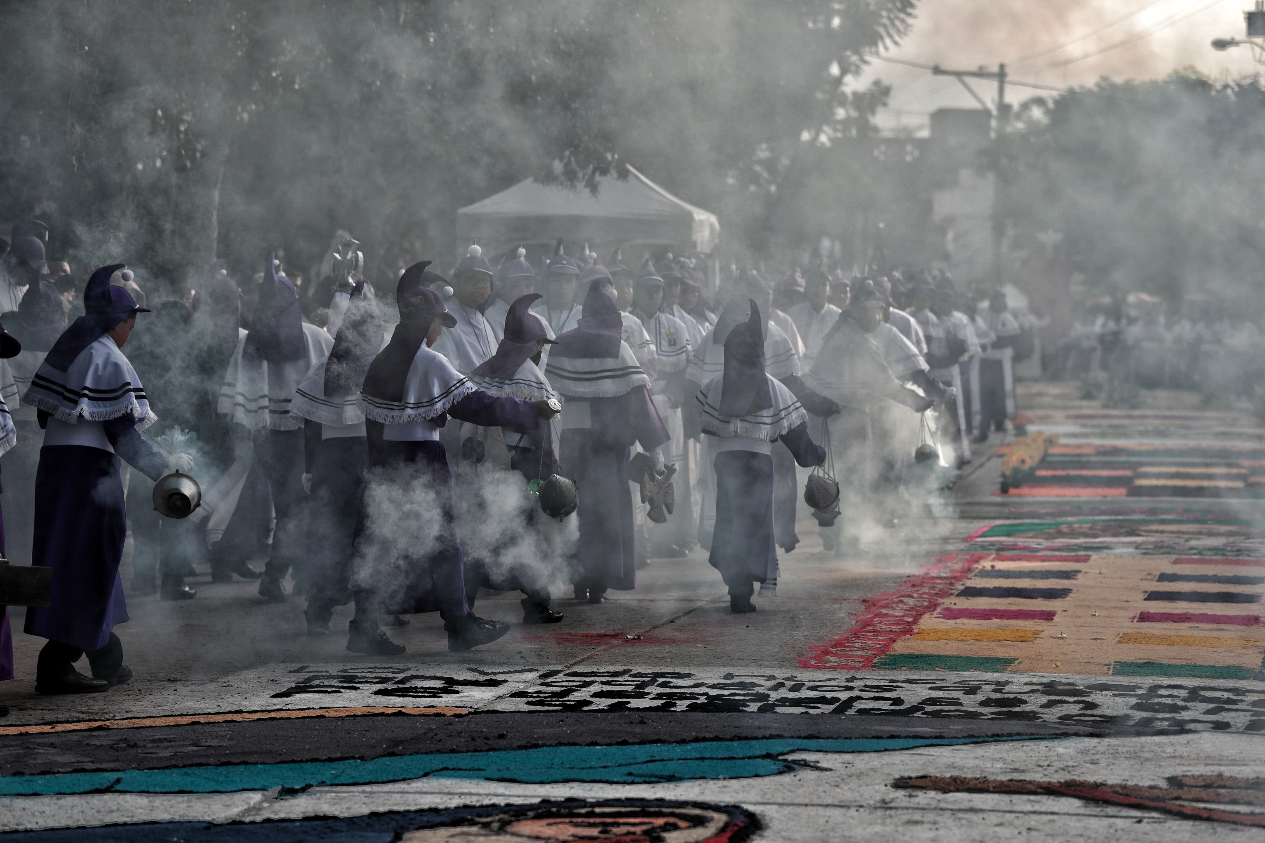 Niños con túnicas moradas anteceden el anda de Jesús de Candelaria, portando el tradicional incienso al paso del Nazareno. (Foto Prensa libre: Esbin García)