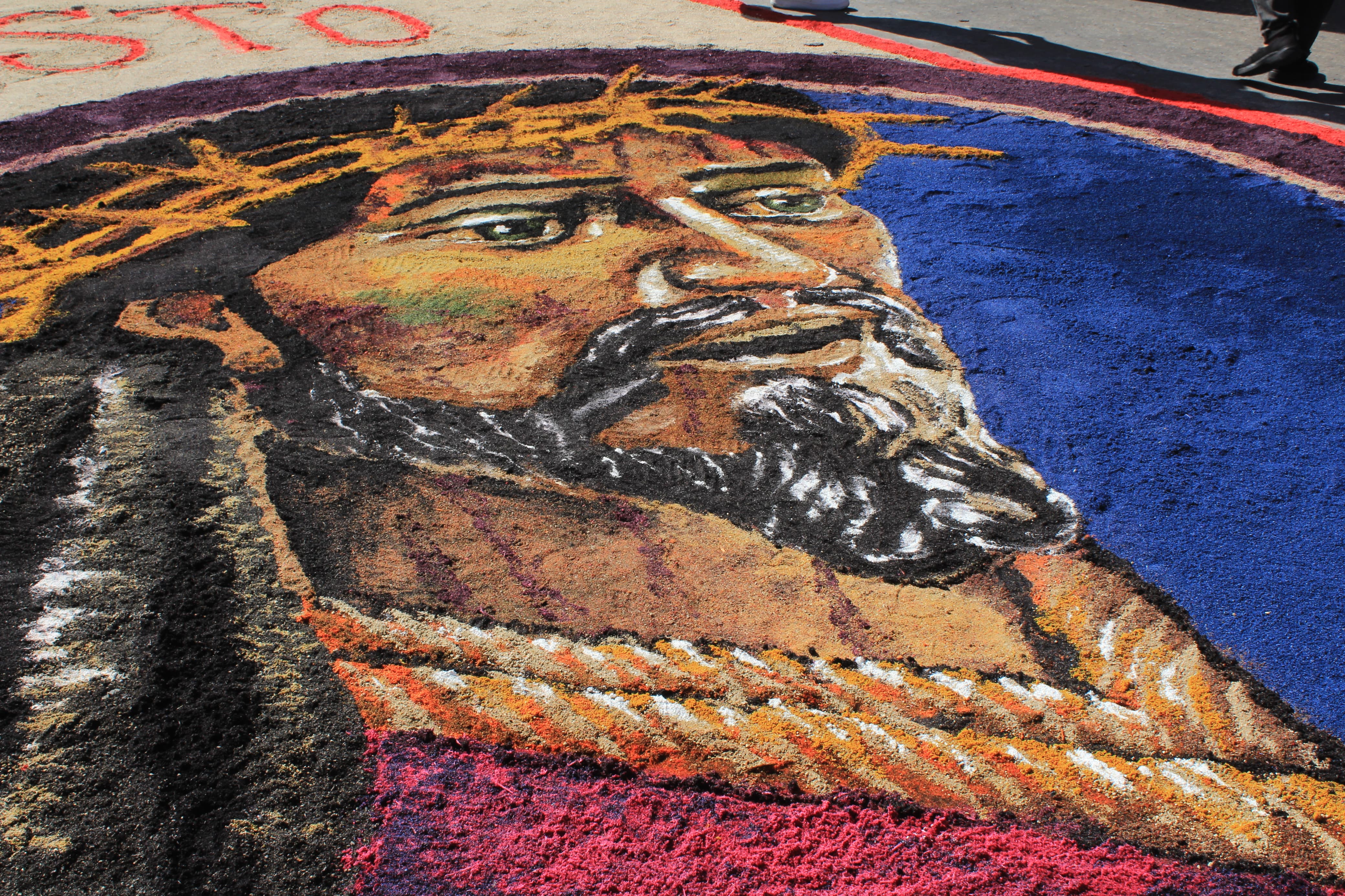 Alfombras multicolores adornan el camino, elaboradas por fieles desde tempranas horas. (Foto Prensa libre: Gabriel Molina)