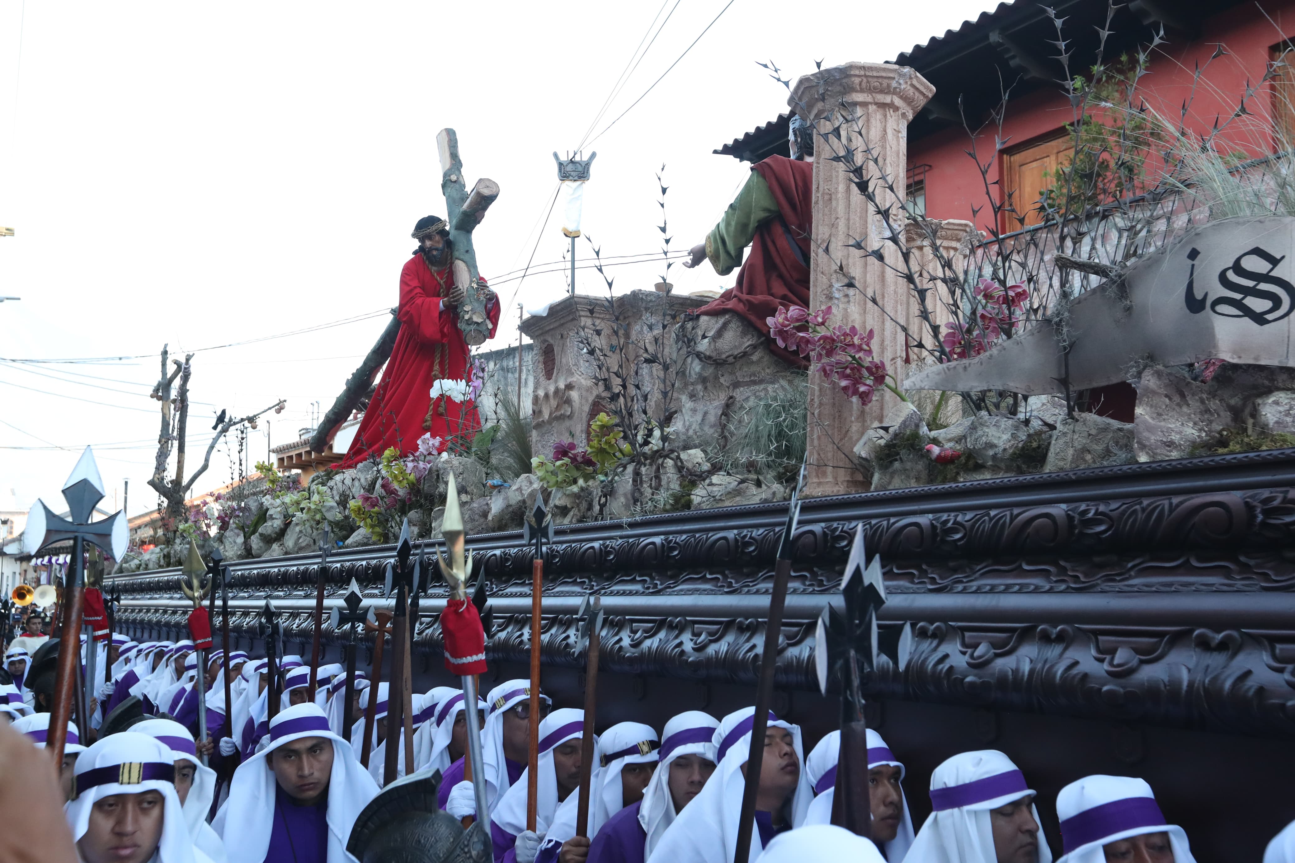 La procesión de Jesús Nazareno de La Merced en Antigua Guatemala, partió a las 2:45 horas y ha hecho su paso por lugares emblemáticos como el Cementerio General y el Parque San Sebastián. (Foto Prensa Libre: María Reneé Barrientos Gaytan)