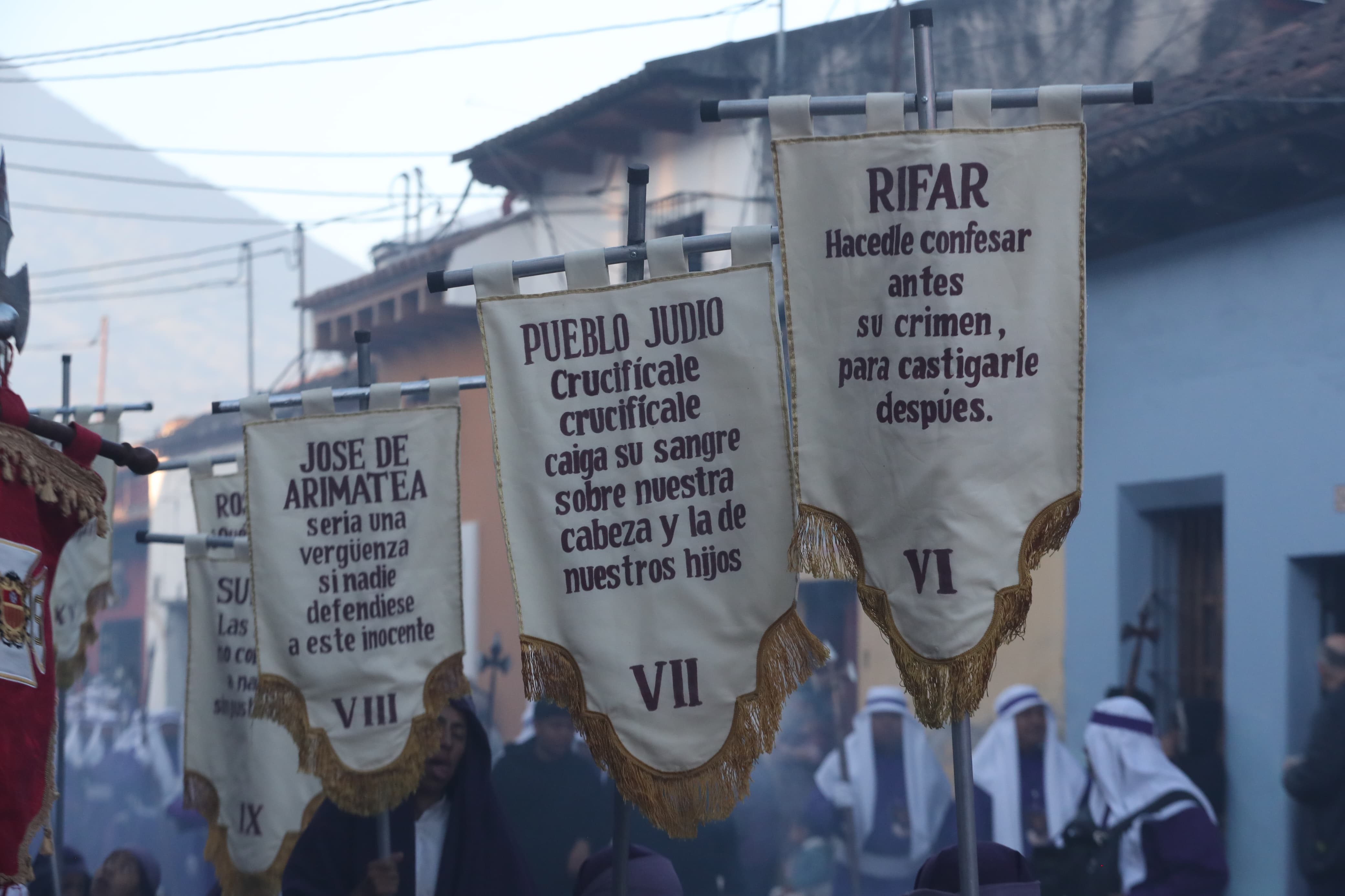 Previo al paso de Jesús Nazareno de la Merced, se presentan frases condenatorias del pueblo en contra de Jesús. (Foto Prensa Libre: María Reneé Barrientos Gaytan)